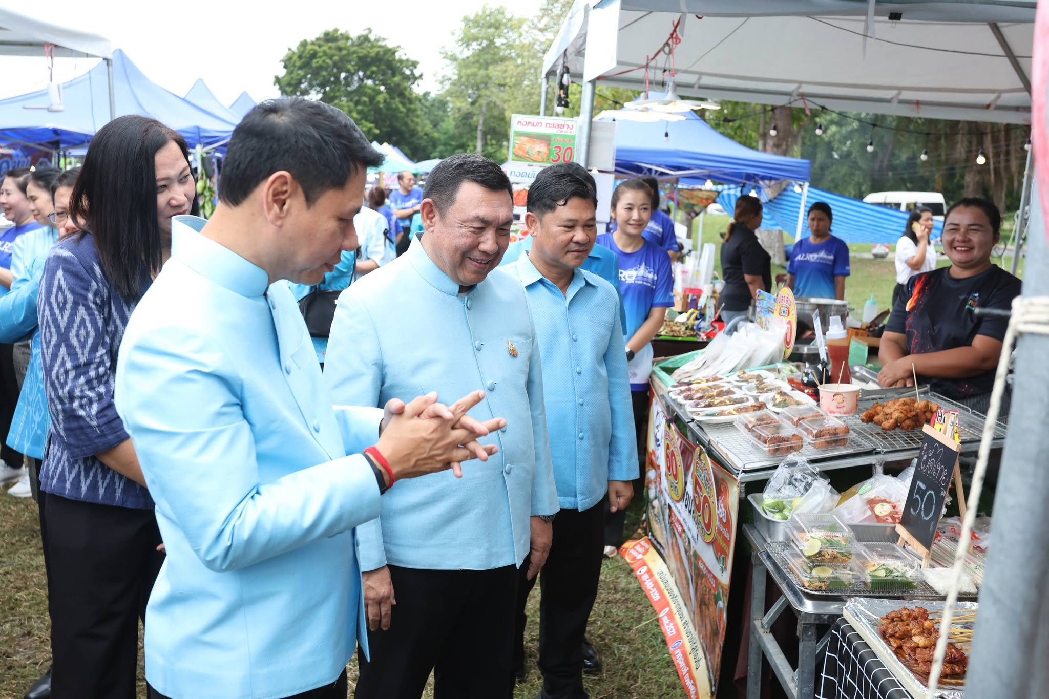 title - รองปลัด กษ. ควง เลขาฯ ส.ป.ก. เยี่ยมชม “ตลาดเกษตรศิลป์ แผ่นดินทอง” ให้กำลังใจเกษตรกร 12 จังหวัด