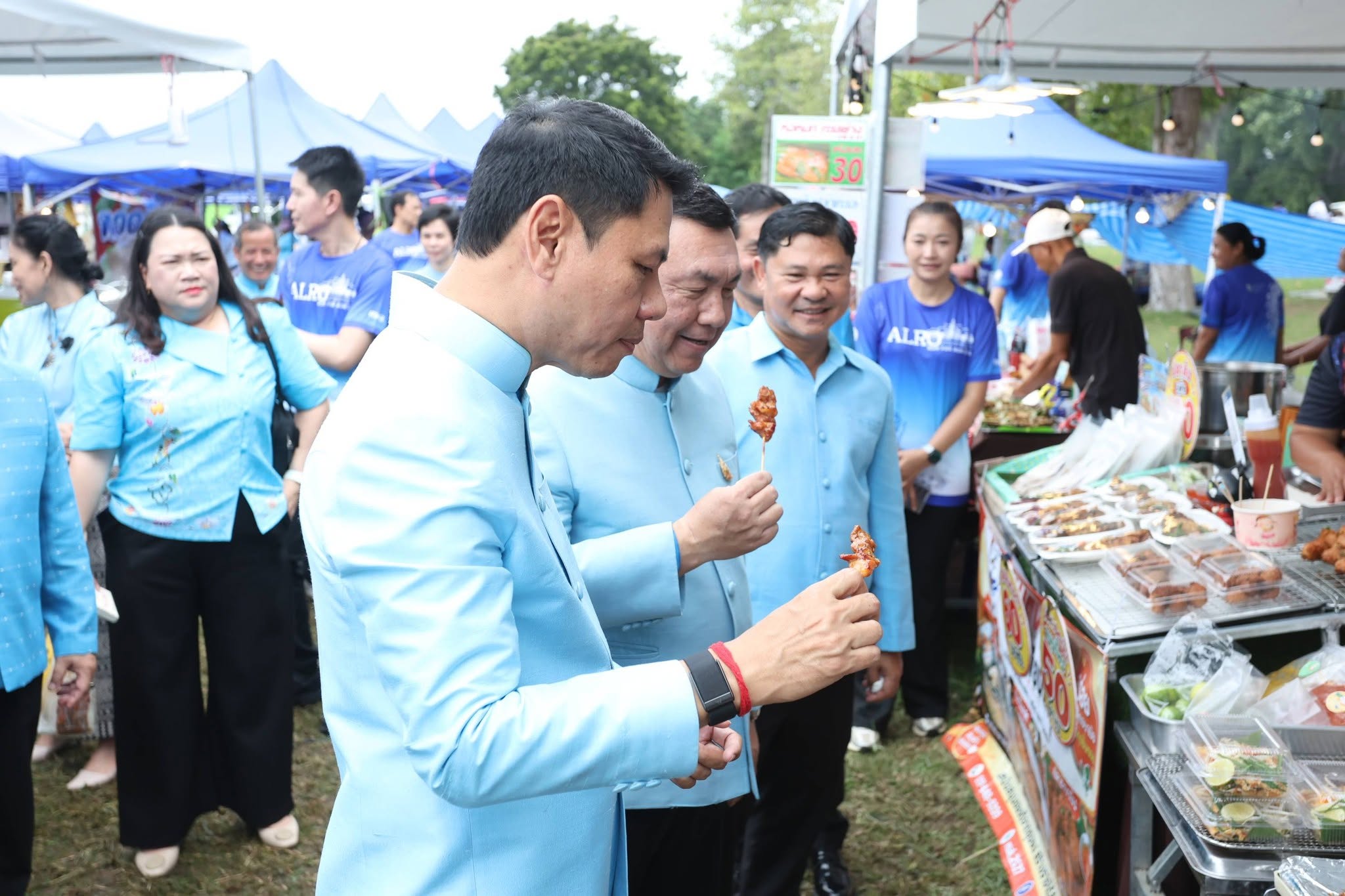 title - รองปลัด กษ. ควง เลขาฯ ส.ป.ก. เยี่ยมชม “ตลาดเกษตรศิลป์ แผ่นดินทอง” ให้กำลังใจเกษตรกร 12 จังหวัด