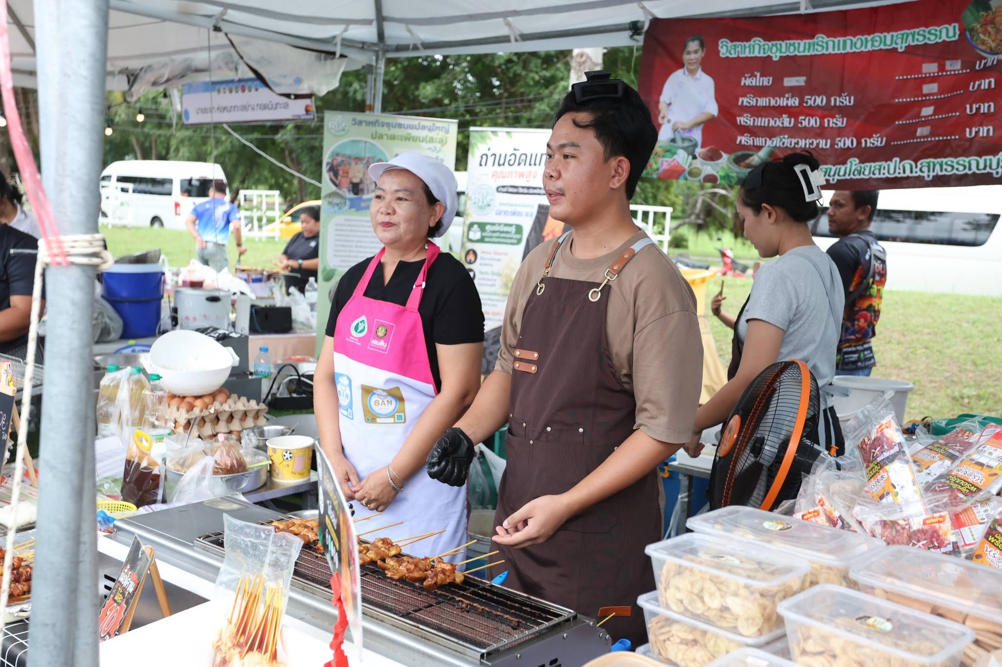 title - รองปลัด กษ. ควง เลขาฯ ส.ป.ก. เยี่ยมชม “ตลาดเกษตรศิลป์ แผ่นดินทอง” ให้กำลังใจเกษตรกร 12 จังหวัด