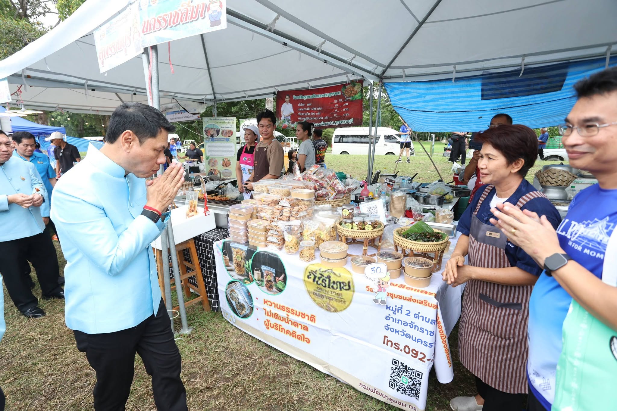 title - รองปลัด กษ. ควง เลขาฯ ส.ป.ก. เยี่ยมชม “ตลาดเกษตรศิลป์ แผ่นดินทอง” ให้กำลังใจเกษตรกร 12 จังหวัด