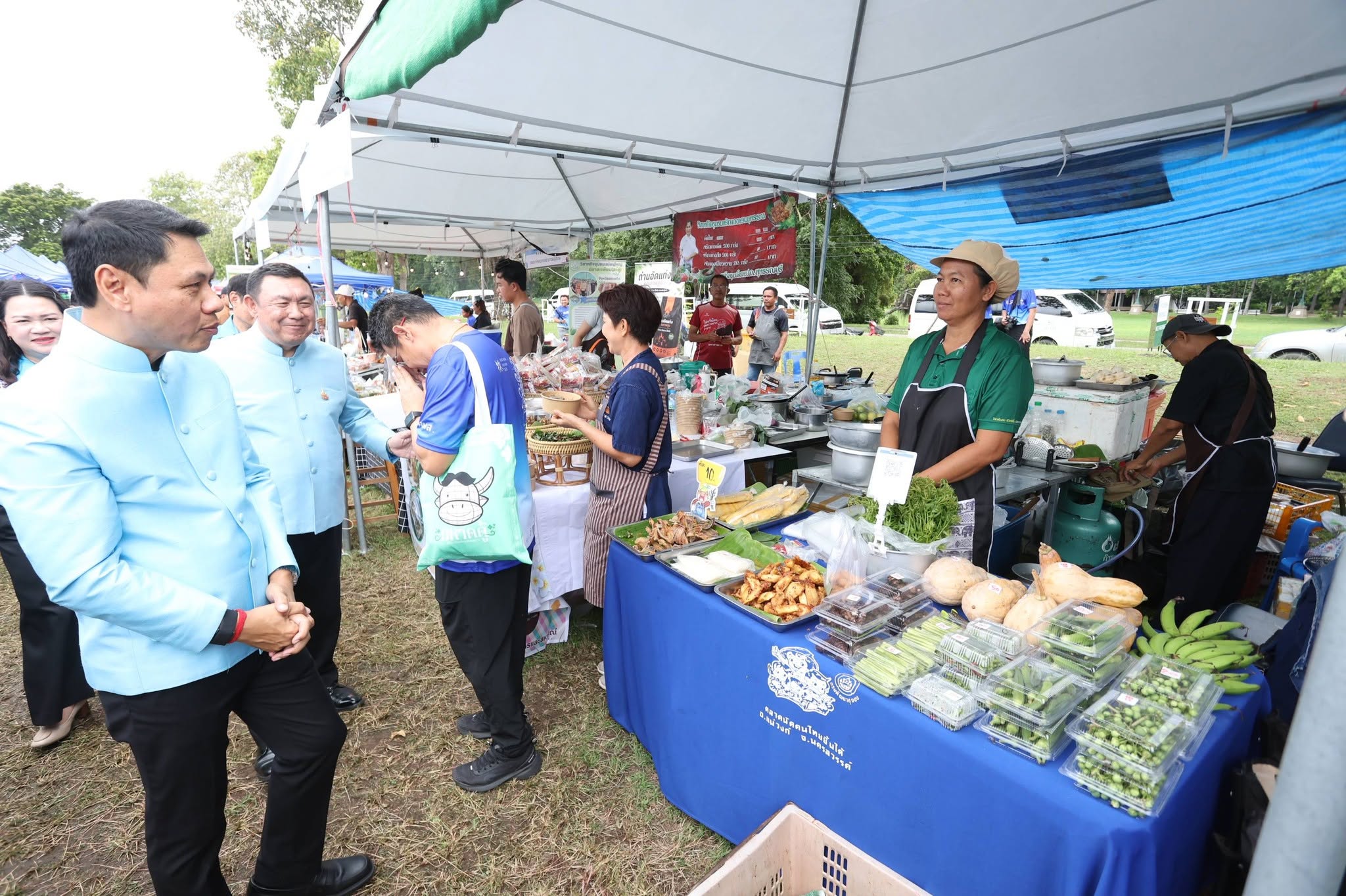 title - รองปลัด กษ. ควง เลขาฯ ส.ป.ก. เยี่ยมชม “ตลาดเกษตรศิลป์ แผ่นดินทอง” ให้กำลังใจเกษตรกร 12 จังหวัด
