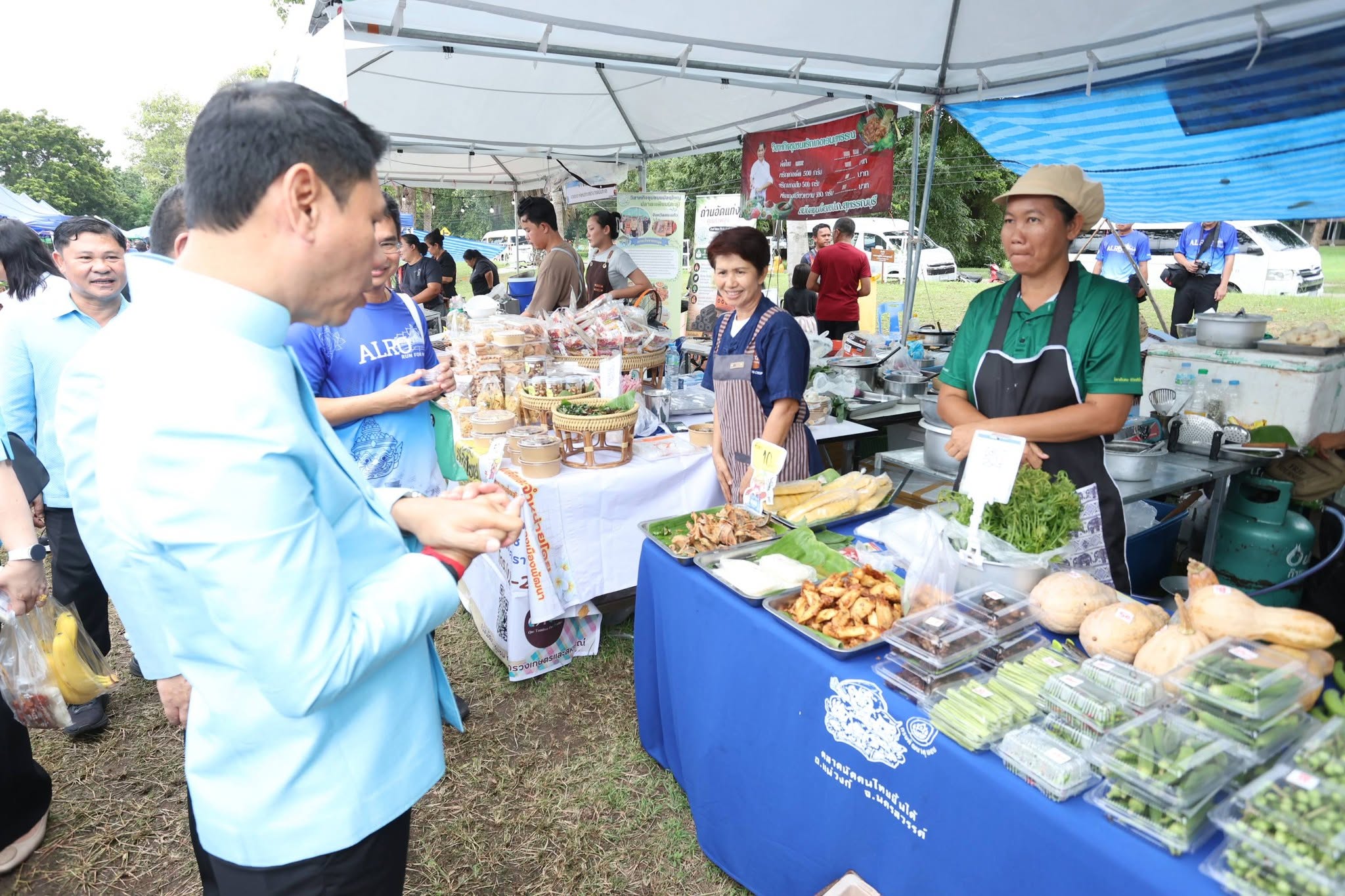 title - รองปลัด กษ. ควง เลขาฯ ส.ป.ก. เยี่ยมชม “ตลาดเกษตรศิลป์ แผ่นดินทอง” ให้กำลังใจเกษตรกร 12 จังหวัด