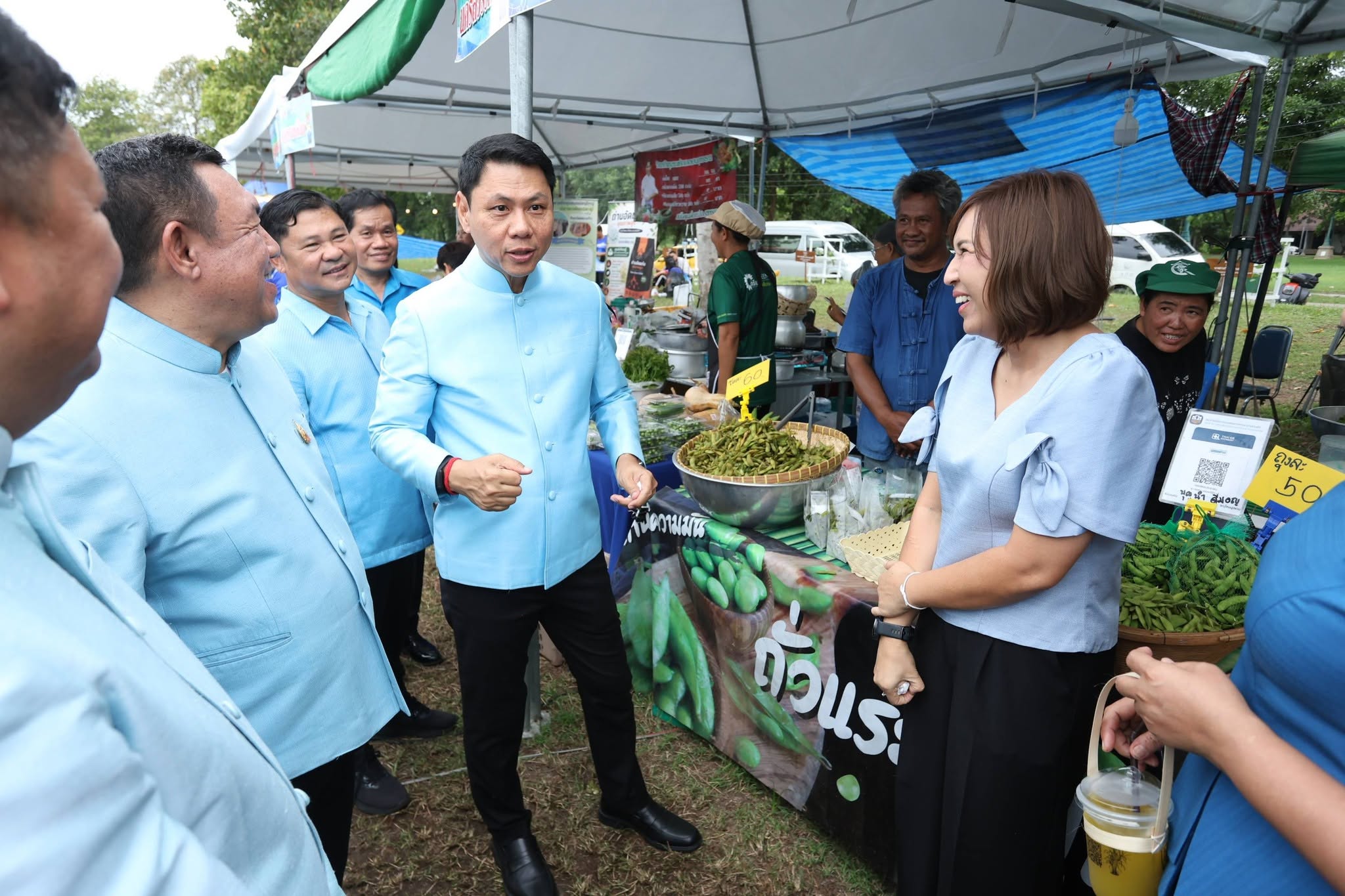 title - รองปลัด กษ. ควง เลขาฯ ส.ป.ก. เยี่ยมชม “ตลาดเกษตรศิลป์ แผ่นดินทอง” ให้กำลังใจเกษตรกร 12 จังหวัด