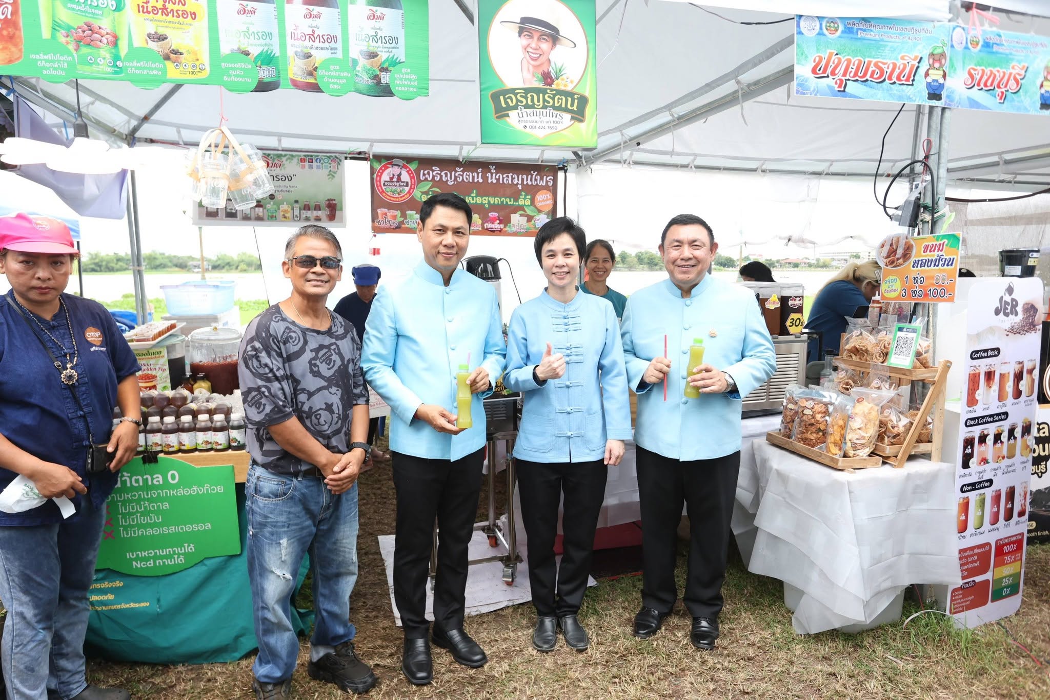 title - รองปลัด กษ. ควง เลขาฯ ส.ป.ก. เยี่ยมชม “ตลาดเกษตรศิลป์ แผ่นดินทอง” ให้กำลังใจเกษตรกร 12 จังหวัด
