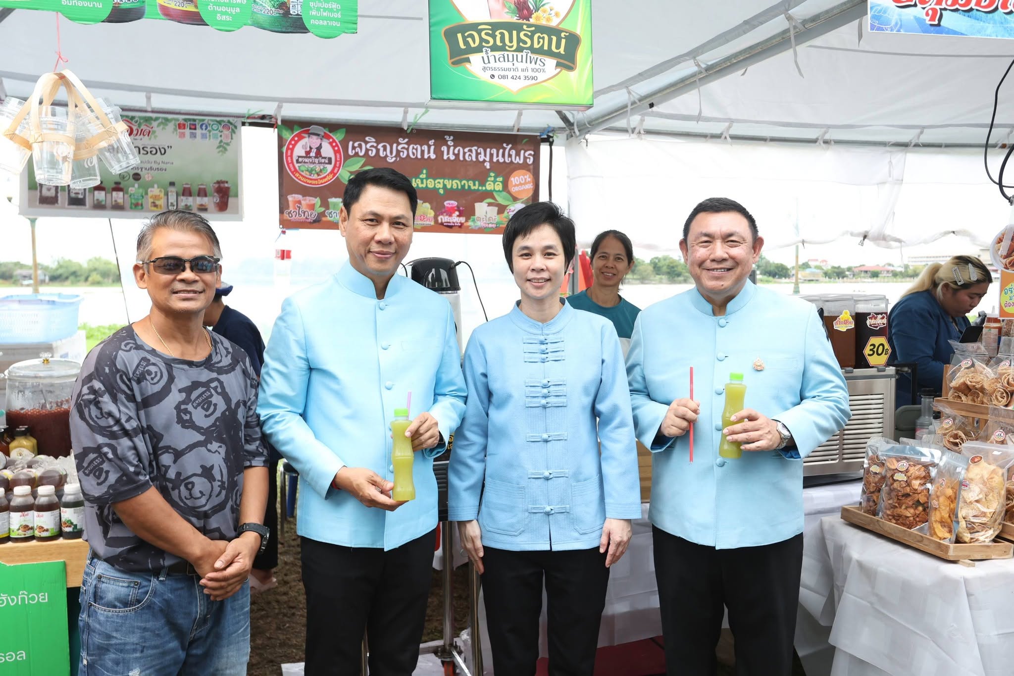 title - รองปลัด กษ. ควง เลขาฯ ส.ป.ก. เยี่ยมชม “ตลาดเกษตรศิลป์ แผ่นดินทอง” ให้กำลังใจเกษตรกร 12 จังหวัด
