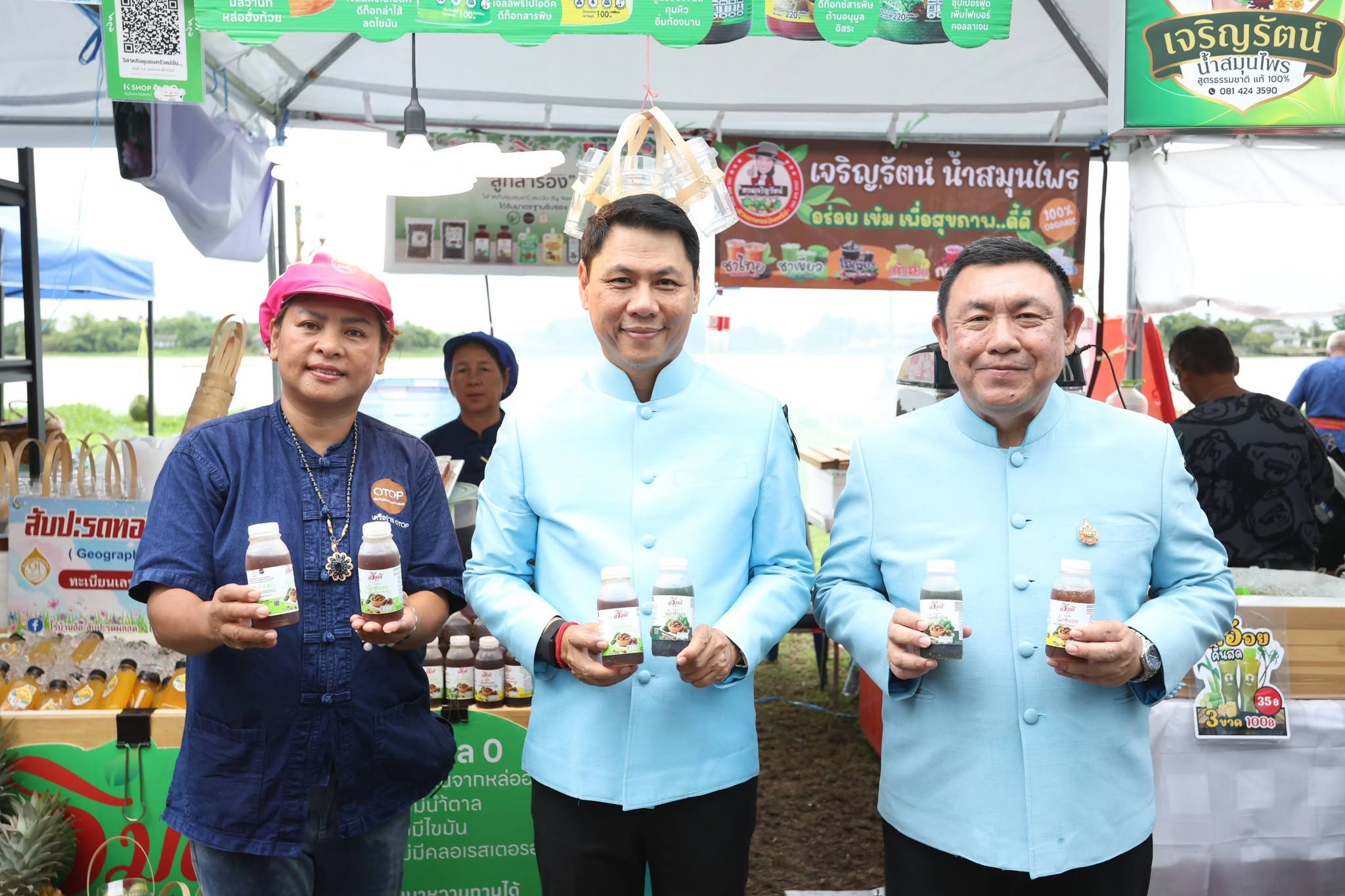 title - รองปลัด กษ. ควง เลขาฯ ส.ป.ก. เยี่ยมชม “ตลาดเกษตรศิลป์ แผ่นดินทอง” ให้กำลังใจเกษตรกร 12 จังหวัด