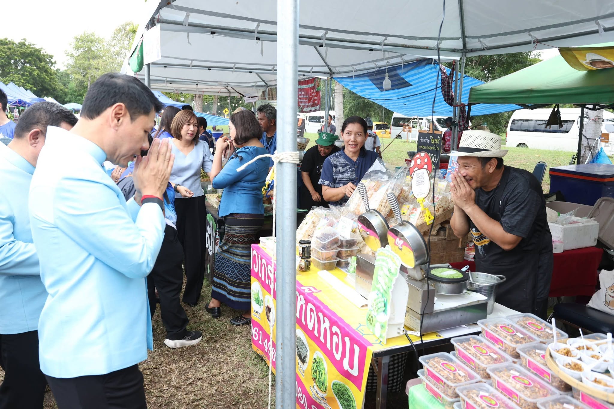 title - รองปลัด กษ. ควง เลขาฯ ส.ป.ก. เยี่ยมชม “ตลาดเกษตรศิลป์ แผ่นดินทอง” ให้กำลังใจเกษตรกร 12 จังหวัด