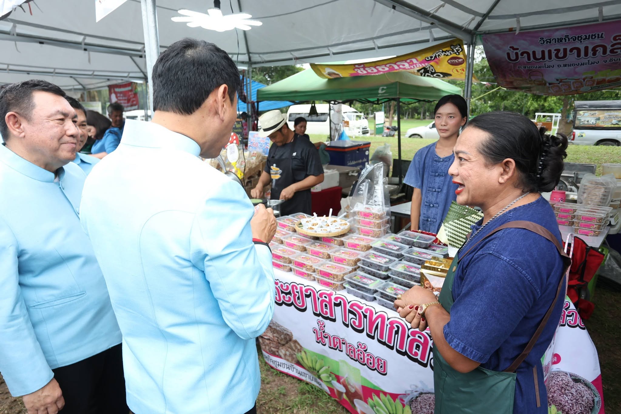 title - รองปลัด กษ. ควง เลขาฯ ส.ป.ก. เยี่ยมชม “ตลาดเกษตรศิลป์ แผ่นดินทอง” ให้กำลังใจเกษตรกร 12 จังหวัด