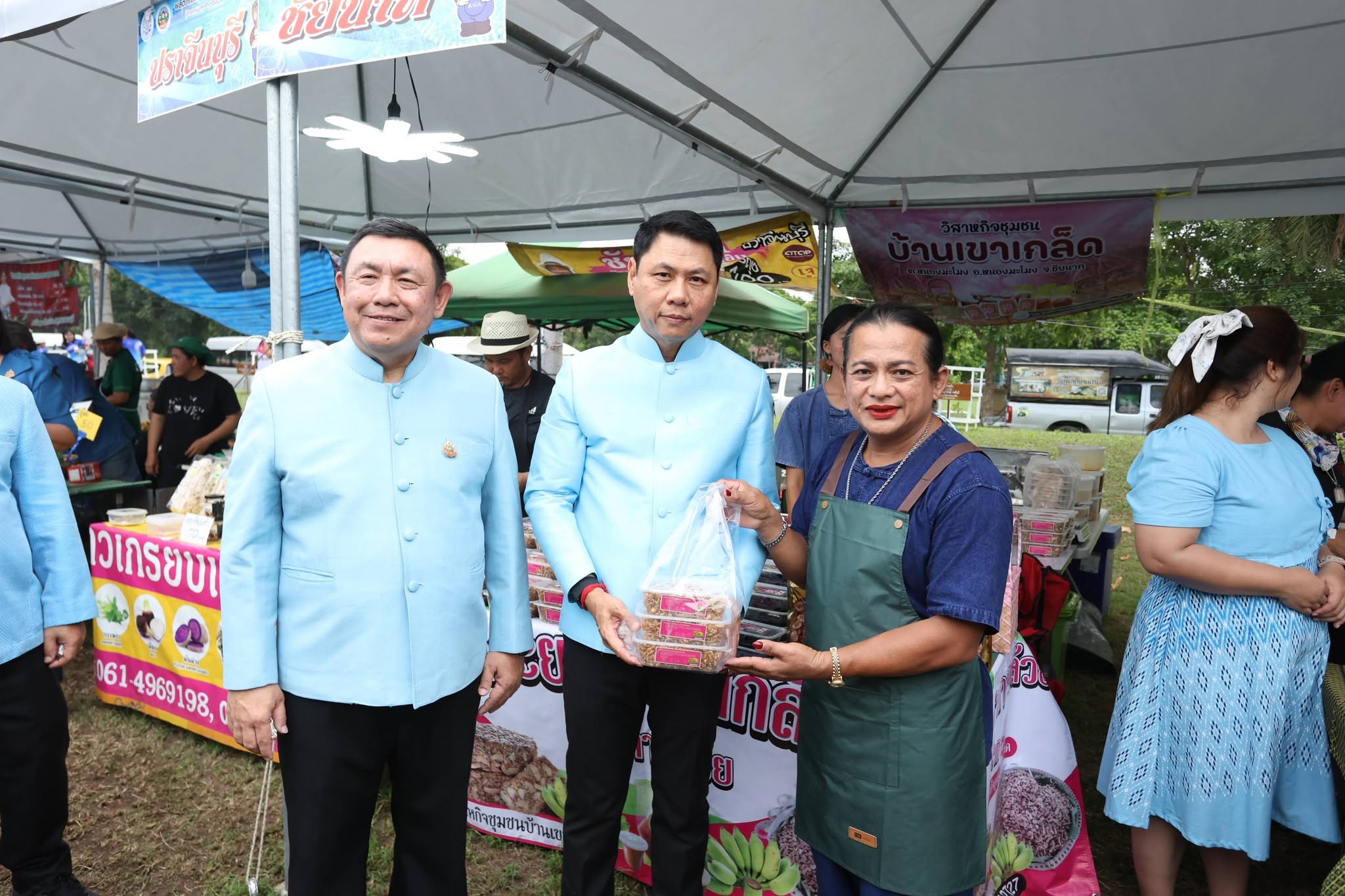 title - รองปลัด กษ. ควง เลขาฯ ส.ป.ก. เยี่ยมชม “ตลาดเกษตรศิลป์ แผ่นดินทอง” ให้กำลังใจเกษตรกร 12 จังหวัด