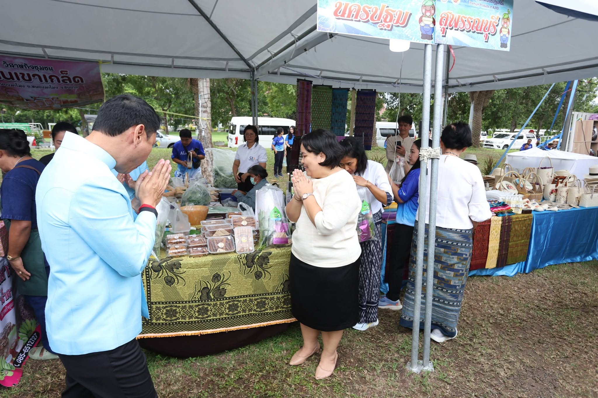 title - รองปลัด กษ. ควง เลขาฯ ส.ป.ก. เยี่ยมชม “ตลาดเกษตรศิลป์ แผ่นดินทอง” ให้กำลังใจเกษตรกร 12 จังหวัด