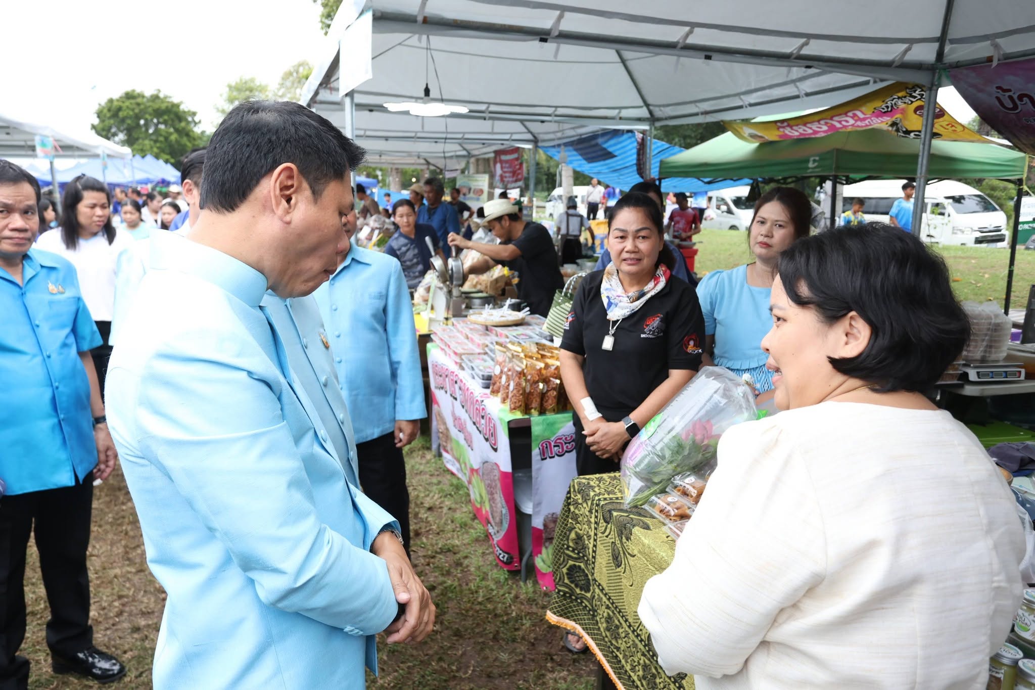 title - รองปลัด กษ. ควง เลขาฯ ส.ป.ก. เยี่ยมชม “ตลาดเกษตรศิลป์ แผ่นดินทอง” ให้กำลังใจเกษตรกร 12 จังหวัด