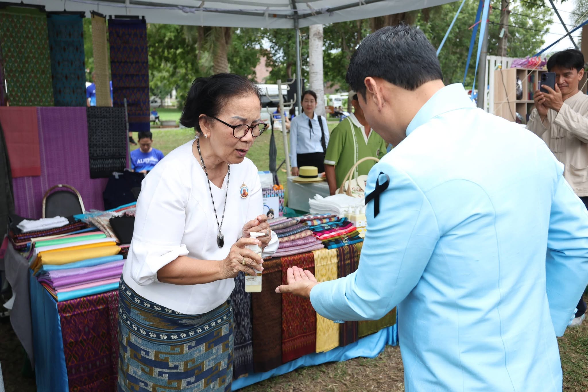 title - รองปลัด กษ. ควง เลขาฯ ส.ป.ก. เยี่ยมชม “ตลาดเกษตรศิลป์ แผ่นดินทอง” ให้กำลังใจเกษตรกร 12 จังหวัด