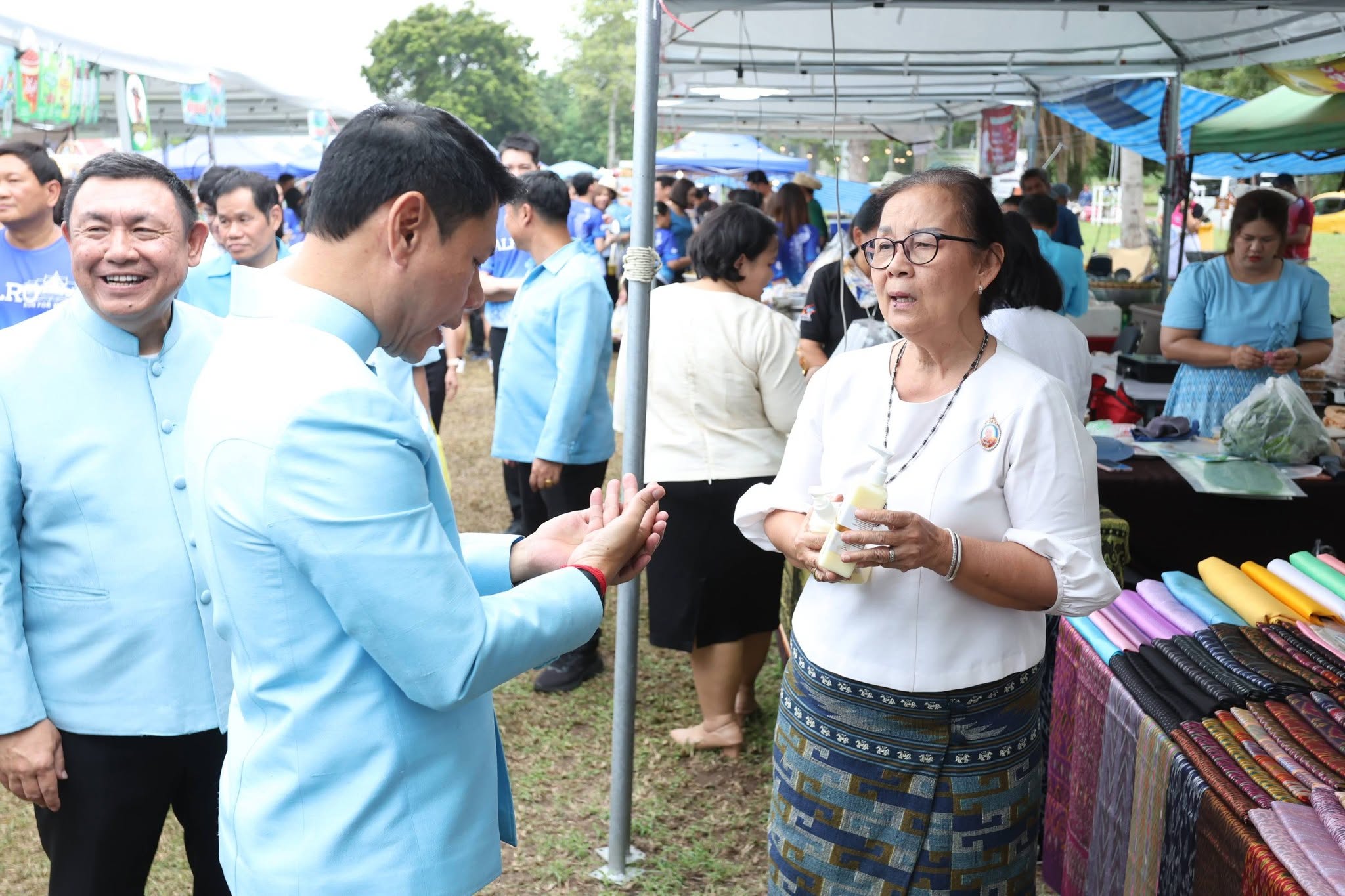 title - รองปลัด กษ. ควง เลขาฯ ส.ป.ก. เยี่ยมชม “ตลาดเกษตรศิลป์ แผ่นดินทอง” ให้กำลังใจเกษตรกร 12 จังหวัด