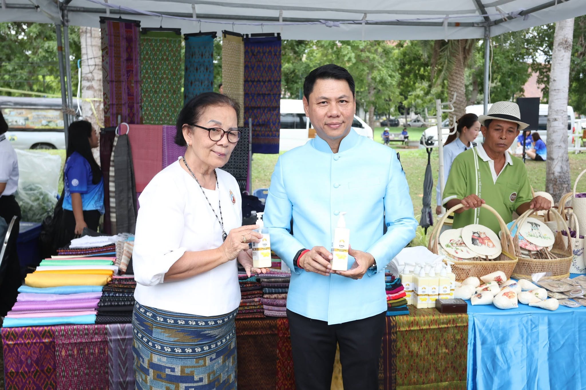 title - รองปลัด กษ. ควง เลขาฯ ส.ป.ก. เยี่ยมชม “ตลาดเกษตรศิลป์ แผ่นดินทอง” ให้กำลังใจเกษตรกร 12 จังหวัด
