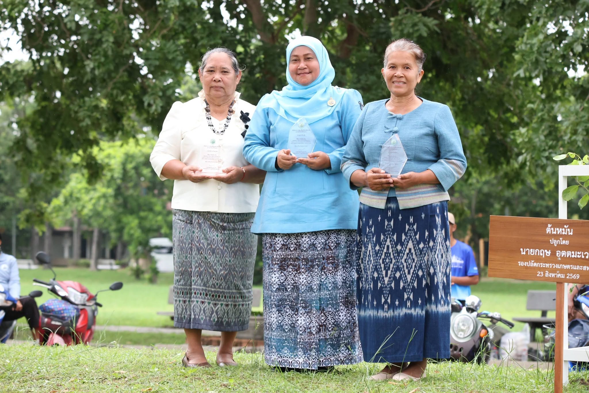 title - ส.ป.ก. ยินดี 3 แม่ดีเด่น ส.ป.ก. ผู้สืบสานงานศิลป์และวิถีเกษตรกรรม ต่อยอดภูมิปัญญาท้องถิ่นสู่ความยั่งยืนของชุมชน