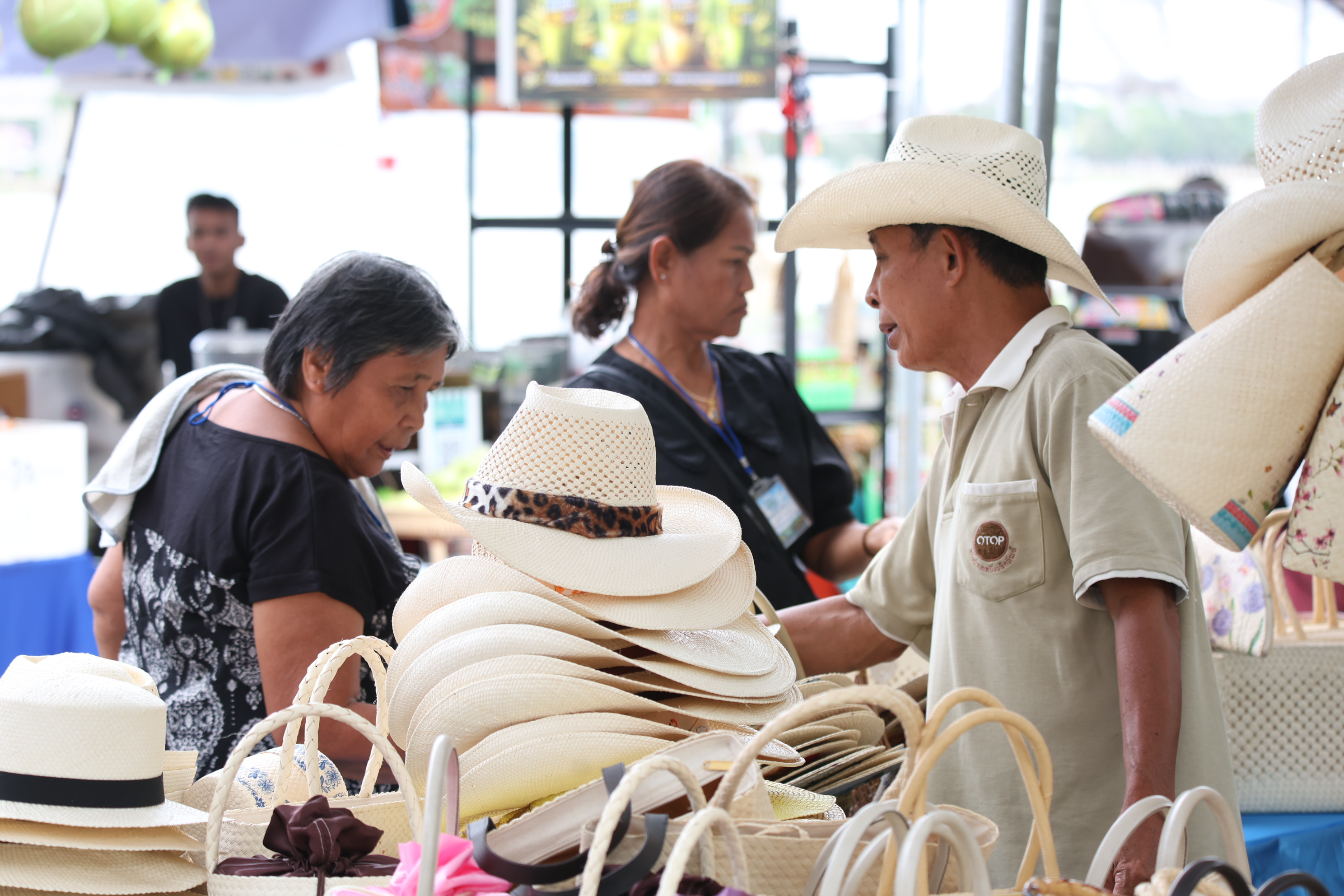 title - ส.ป.ก. ส่งท้าย “ตลาดเกษตรศิลป์ แผ่นดินทอง” วันสุดท้าย ต่อยอดโอกาสและรายได้สู่เกษตรกรในเขตปฏิรูปที่ดิน