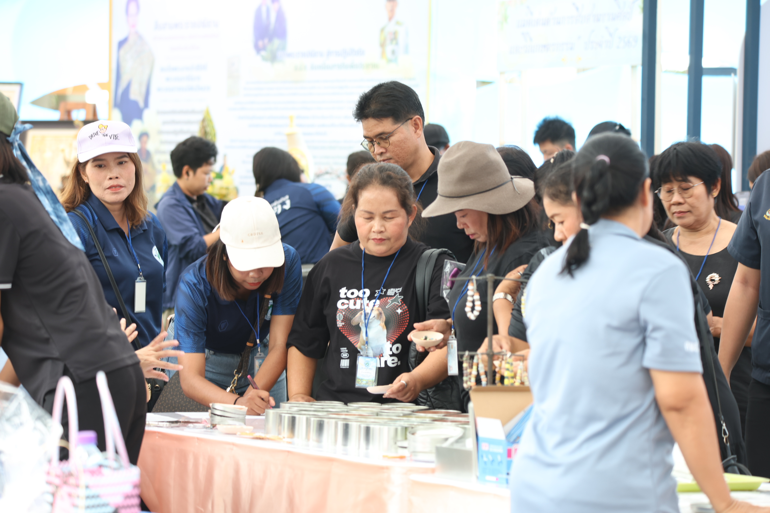 title - ส.ป.ก. ส่งท้าย “ตลาดเกษตรศิลป์ แผ่นดินทอง” วันสุดท้าย ต่อยอดโอกาสและรายได้สู่เกษตรกรในเขตปฏิรูปที่ดิน
