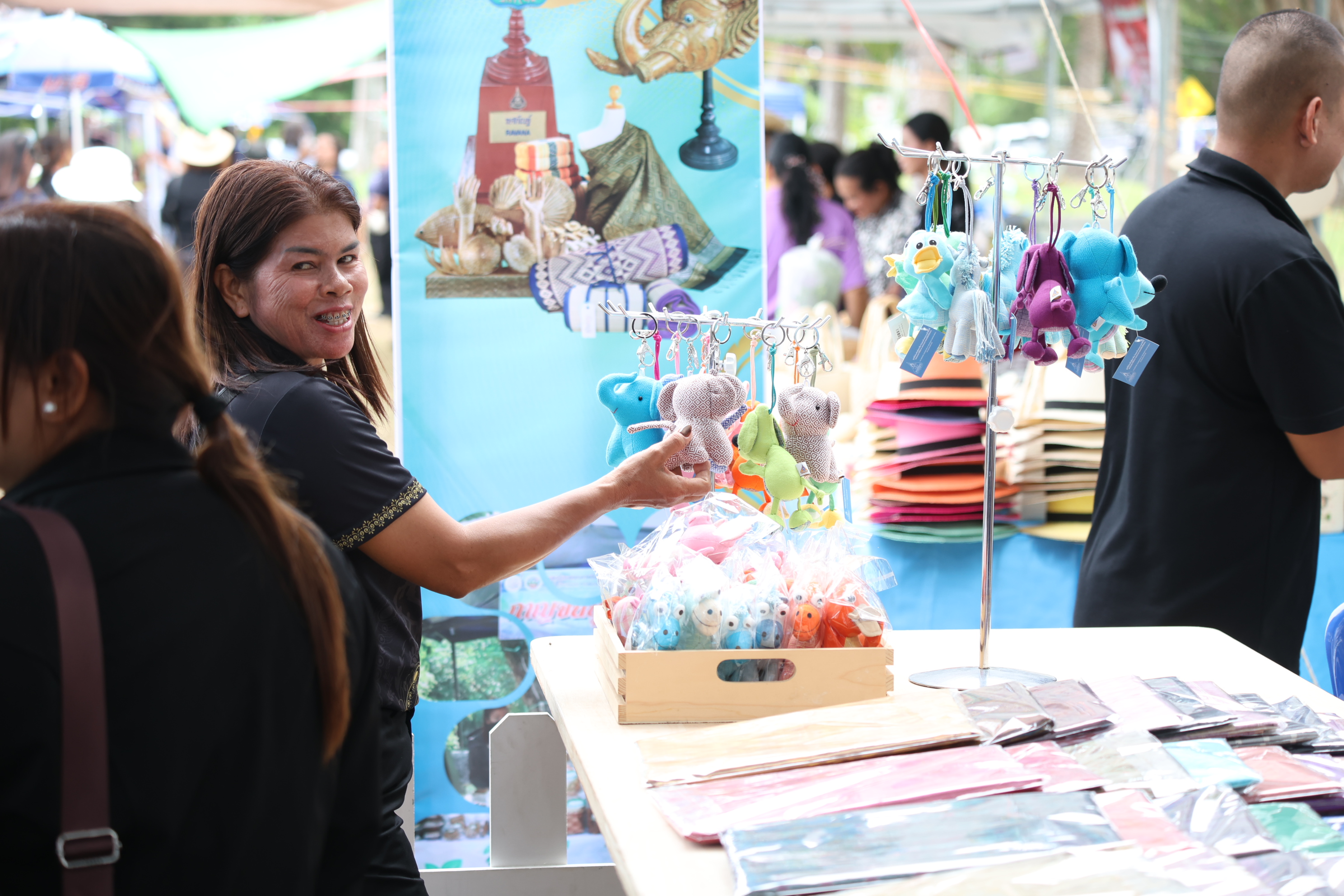 title - ส.ป.ก. ส่งท้าย “ตลาดเกษตรศิลป์ แผ่นดินทอง” วันสุดท้าย ต่อยอดโอกาสและรายได้สู่เกษตรกรในเขตปฏิรูปที่ดิน