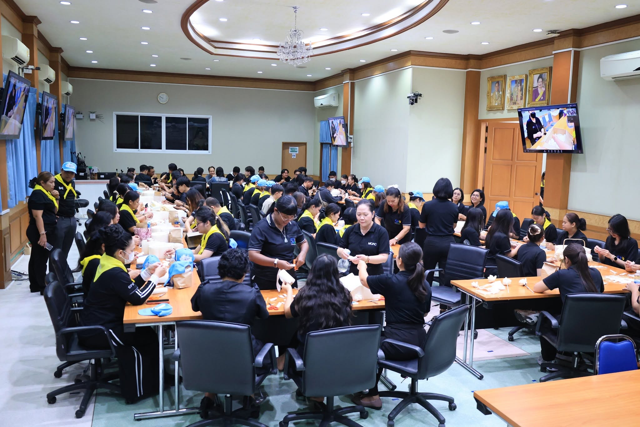 title - สพท. ร่วมกิจกรรม “ประดิษฐ์ดอกไม้ถวายความอาลัย” เนื่องในวันคล้ายวันพระราชสมภพ สมเด็จพระนางเจ้าสิริกิติ์ พระบรมราชินีนาถ พระบรมราชชนนีพันปีหลวง และวันแม่แห่งชาติ