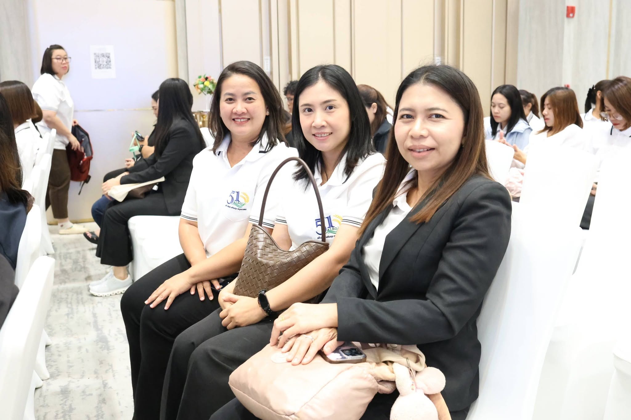 title - สพท. ร่วมรับมอบกรอบการดำเนินงานปี 2570 พร้อมอัปเดตกฎหมายปฏิรูปที่ดิน ปิดฉากสัมมนาประจำปี ส.ป.ก.