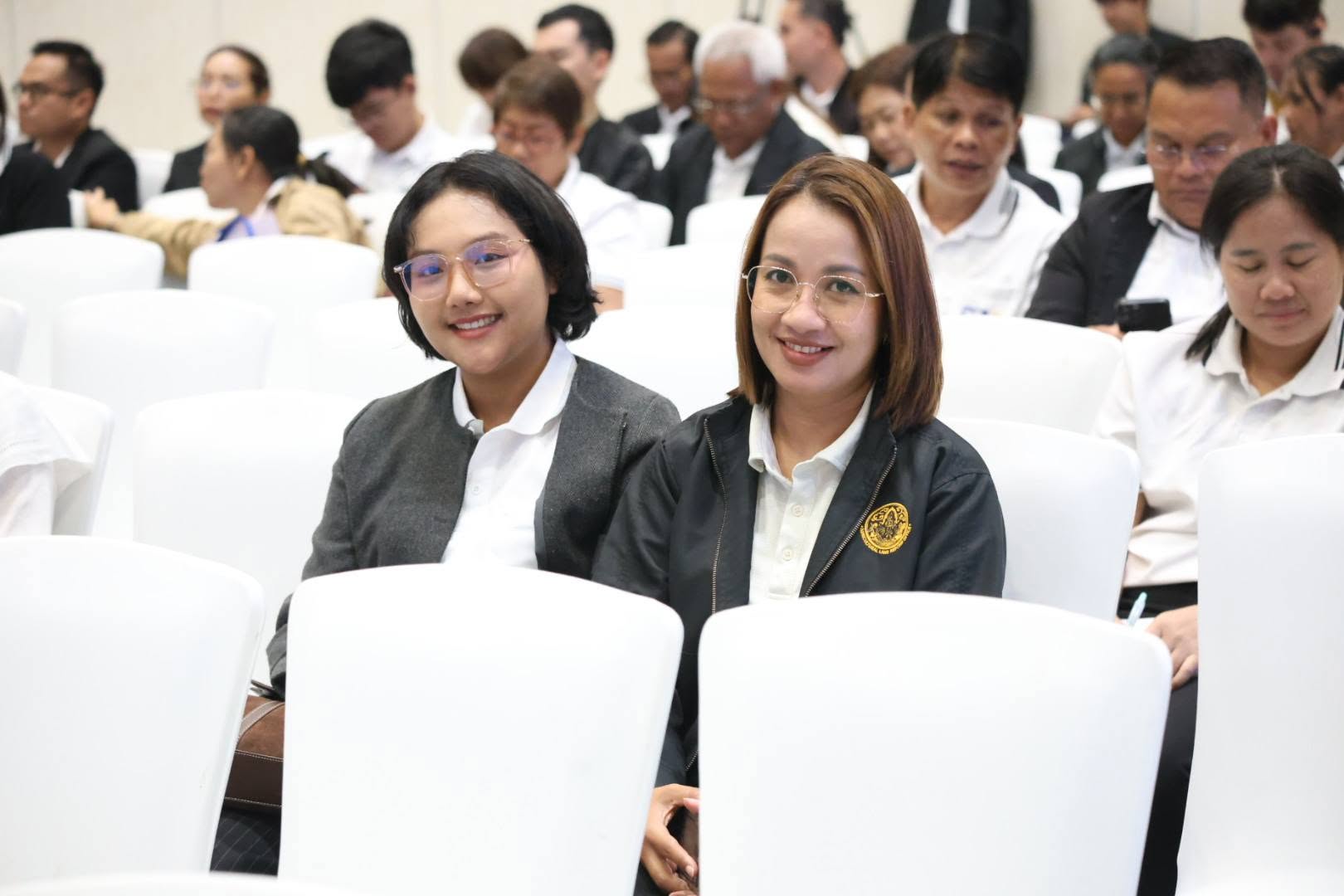 title - สพท. ร่วมรับมอบกรอบการดำเนินงานปี 2570 พร้อมอัปเดตกฎหมายปฏิรูปที่ดิน ปิดฉากสัมมนาประจำปี ส.ป.ก.