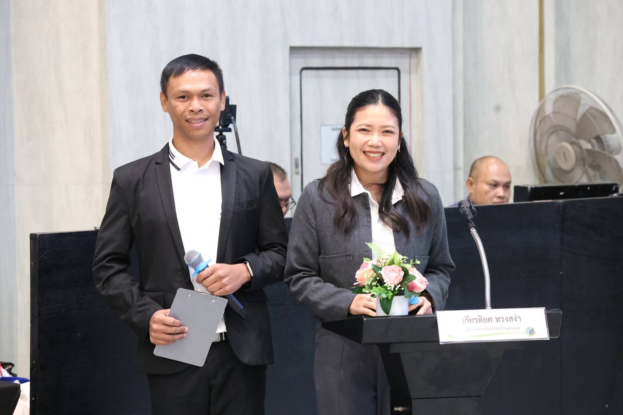 title - สพท. ร่วมรับมอบกรอบการดำเนินงานปี 2570 พร้อมอัปเดตกฎหมายปฏิรูปที่ดิน ปิดฉากสัมมนาประจำปี ส.ป.ก.