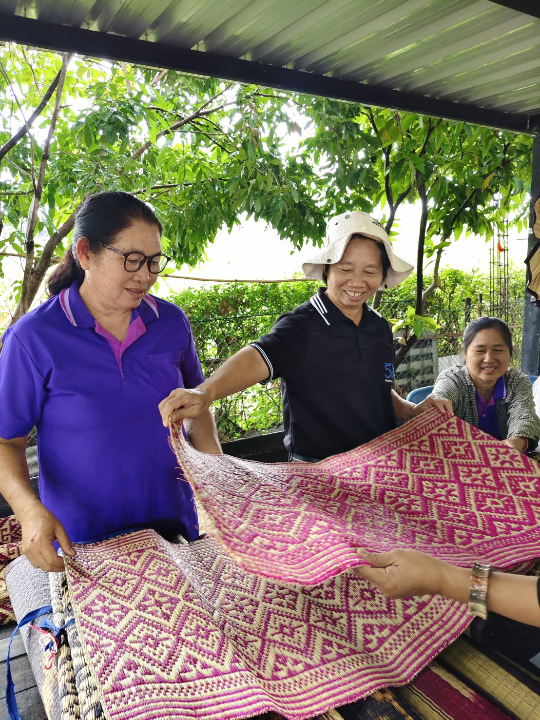 title - สพท. ลงพื้นที่ติดตามงานโครงการพัฒนาธุรกิจชุมชน วิสาหกิจชุมชนกลุ่มทอเสือกกบ้านหนองกุงสวรรค์ จ.มหาสารคาม