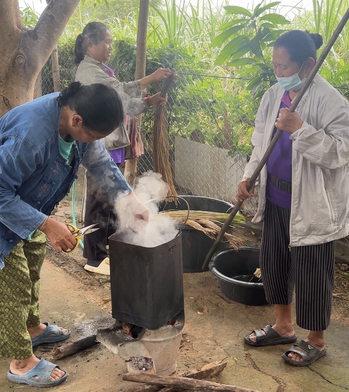 title - สพท. ลงพื้นที่ติดตามงานโครงการพัฒนาธุรกิจชุมชน วิสาหกิจชุมชนกลุ่มทอเสือกกบ้านหนองกุงสวรรค์ จ.มหาสารคาม