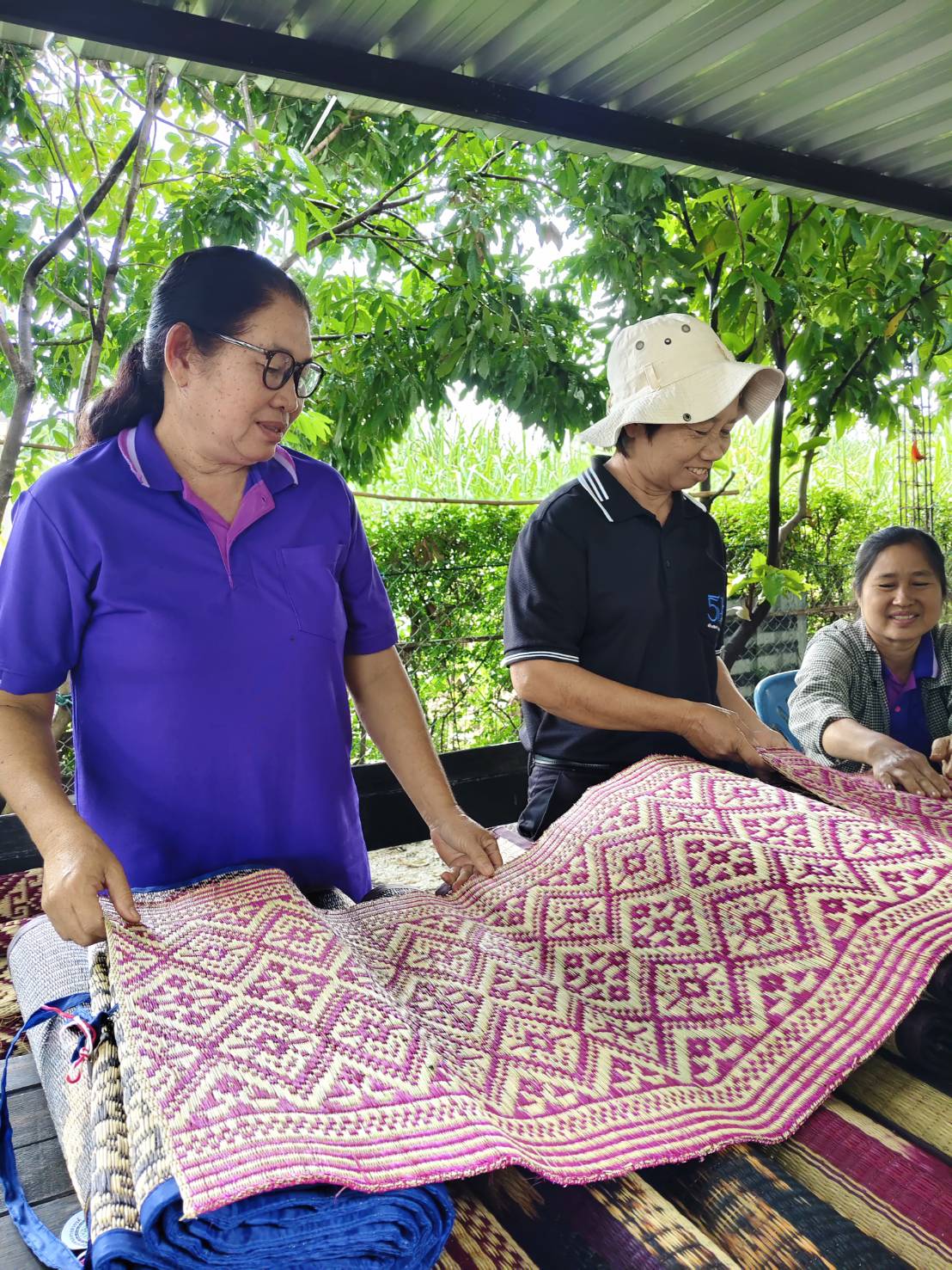 title - สพท. ลงพื้นที่ติดตามงานโครงการพัฒนาธุรกิจชุมชน วิสาหกิจชุมชนกลุ่มทอเสือกกบ้านหนองกุงสวรรค์ จ.มหาสารคาม