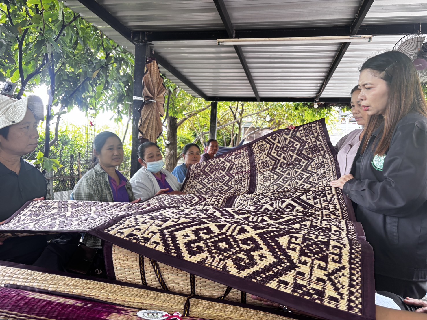 title - สพท. ลงพื้นที่ติดตามงานโครงการพัฒนาธุรกิจชุมชน วิสาหกิจชุมชนกลุ่มทอเสือกกบ้านหนองกุงสวรรค์ จ.มหาสารคาม