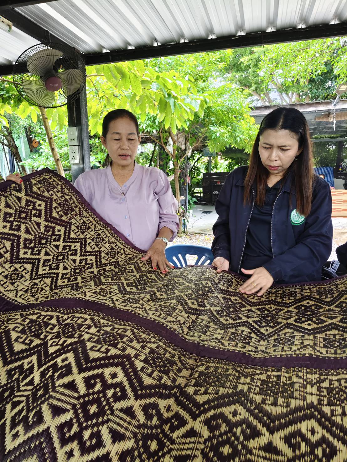 title - สพท. ลงพื้นที่ติดตามงานโครงการพัฒนาธุรกิจชุมชน วิสาหกิจชุมชนกลุ่มทอเสือกกบ้านหนองกุงสวรรค์ จ.มหาสารคาม