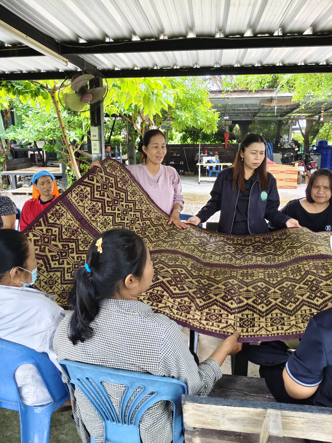title - สพท. ลงพื้นที่ติดตามงานโครงการพัฒนาธุรกิจชุมชน วิสาหกิจชุมชนกลุ่มทอเสือกกบ้านหนองกุงสวรรค์ จ.มหาสารคาม