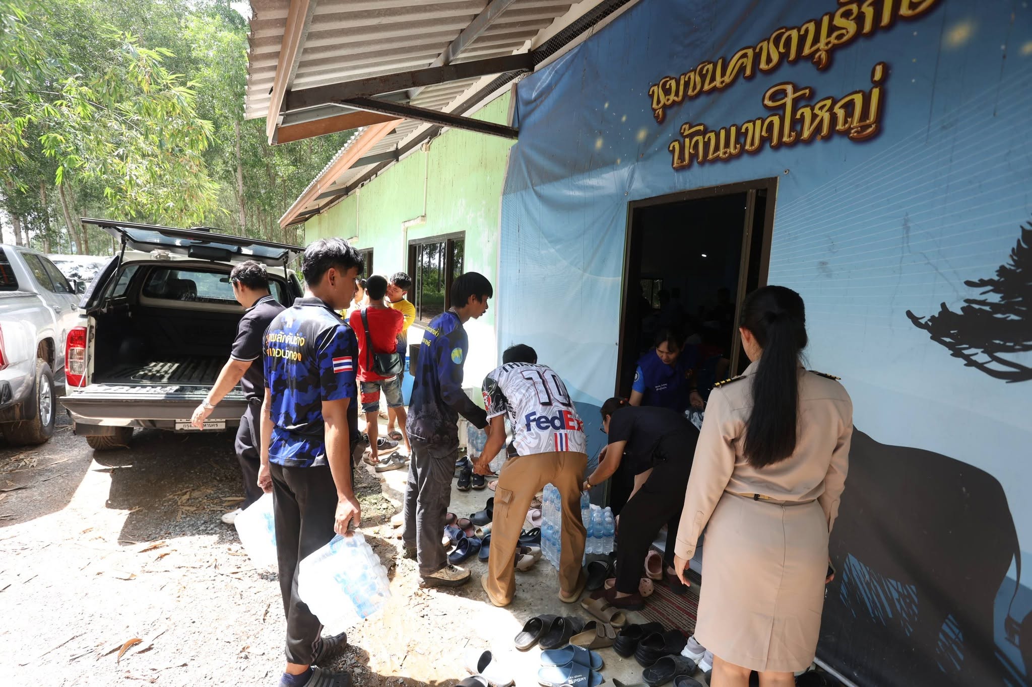 title - ส.ป.ก. มอบถุงยังชีพแก่เกษตรกรในเขตปฏิรูปที่ดิน ต.พลวงทอง ด่านหน้ารับน้ำ จ.ชลบุรี