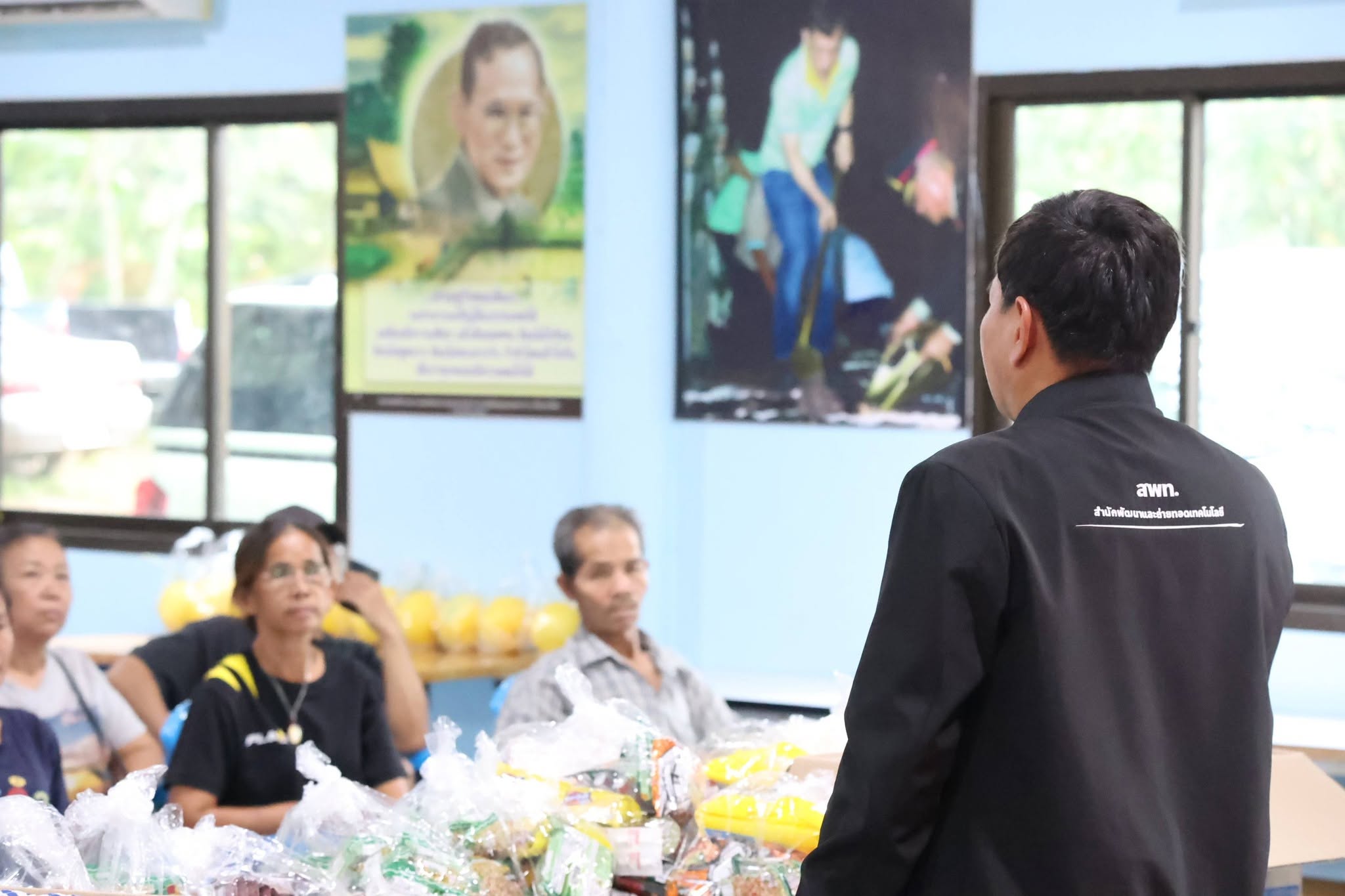 title - ส.ป.ก. มอบถุงยังชีพแก่เกษตรกรในเขตปฏิรูปที่ดิน ต.พลวงทอง ด่านหน้ารับน้ำ จ.ชลบุรี