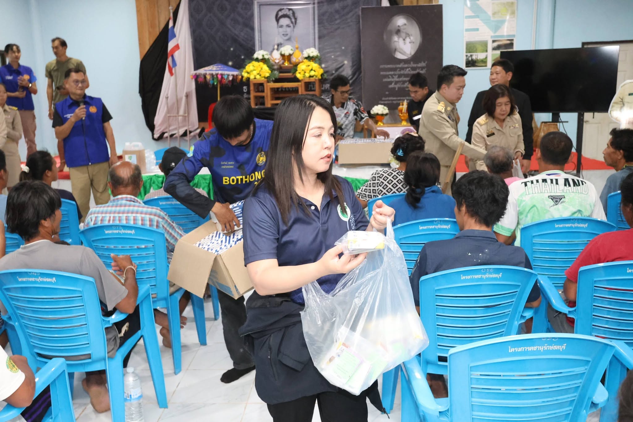 title - ส.ป.ก. มอบถุงยังชีพแก่เกษตรกรในเขตปฏิรูปที่ดิน ต.พลวงทอง ด่านหน้ารับน้ำ จ.ชลบุรี