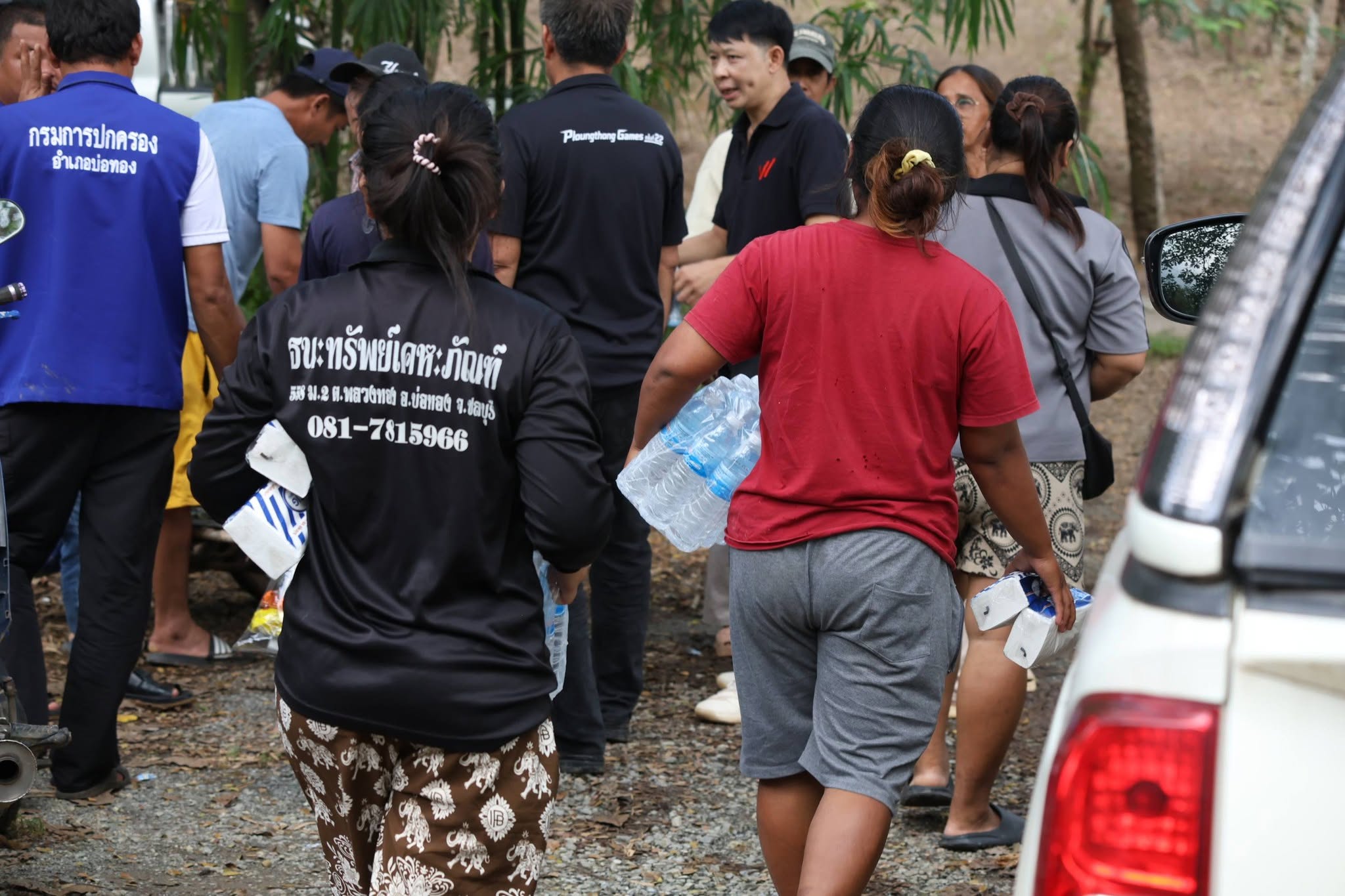 title - ส.ป.ก. มอบถุงยังชีพแก่เกษตรกรในเขตปฏิรูปที่ดิน ต.พลวงทอง ด่านหน้ารับน้ำ จ.ชลบุรี