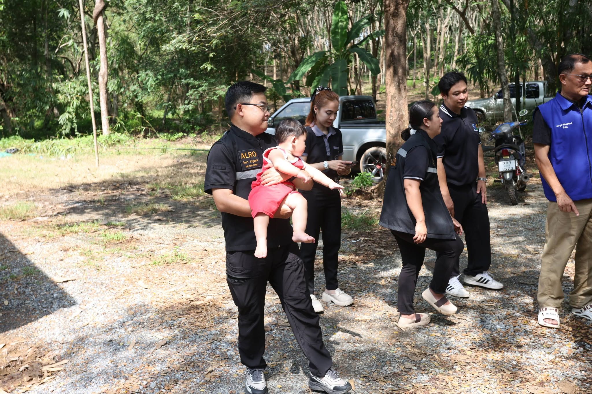 title - ส.ป.ก. มอบถุงยังชีพแก่เกษตรกรในเขตปฏิรูปที่ดิน ต.พลวงทอง ด่านหน้ารับน้ำ จ.ชลบุรี
