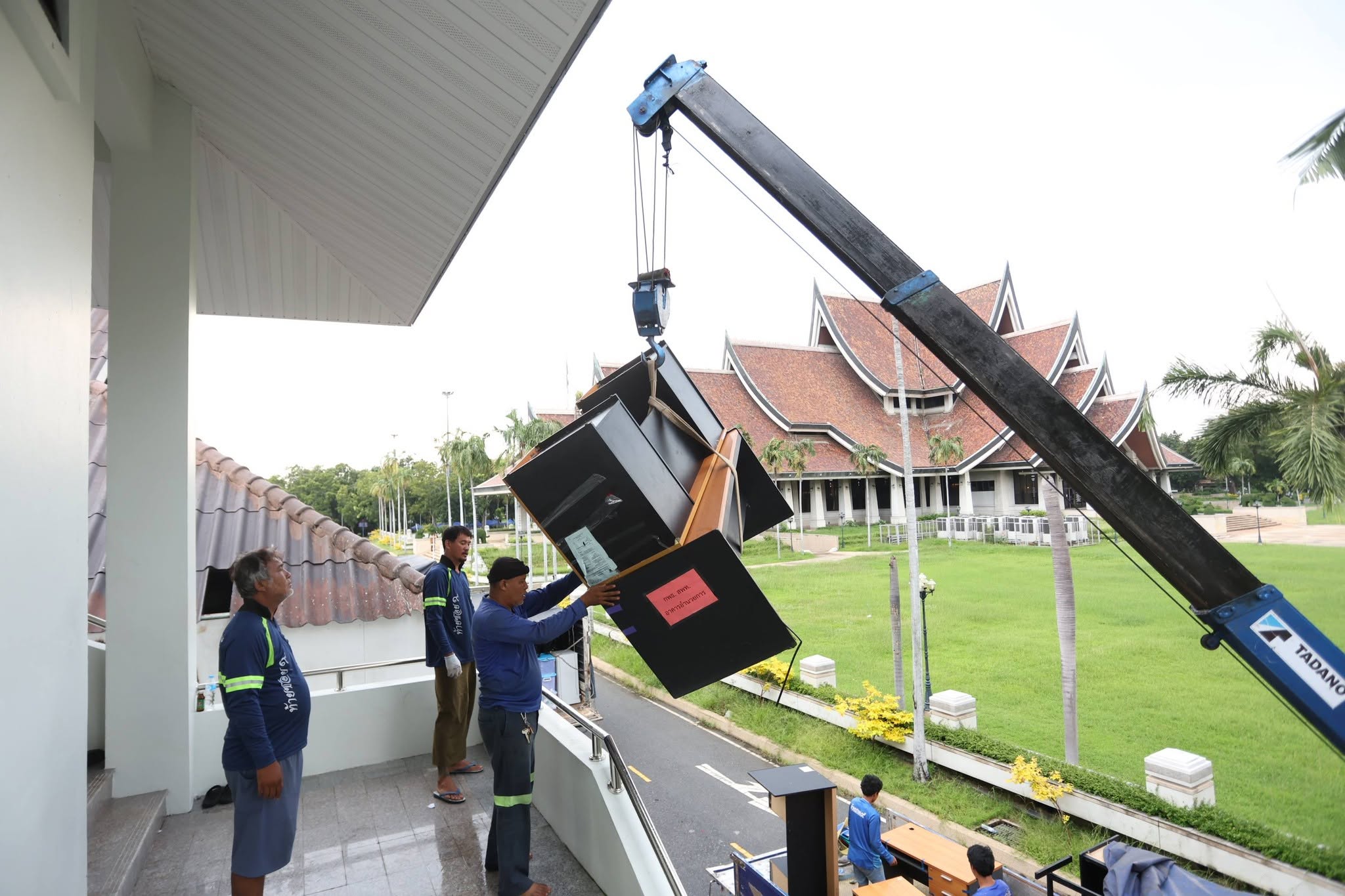 สพท. ระดมขนย้ายครุภัณฑ์ล็อตใหญ่ 4 คันรถ มุ่งหน้า ศพส. บางไทร พร้อมเปิดปฏิบัติงานสำนักงานชั่วคราว