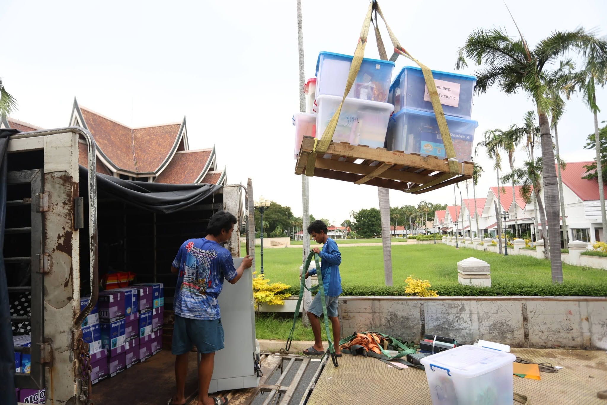 title - สพท. ระดมขนย้ายครุภัณฑ์ล็อตใหญ่ 4 คันรถ มุ่งหน้า ศพส. บางไทร พร้อมเปิดปฏิบัติงานสำนักงานชั่วคราว