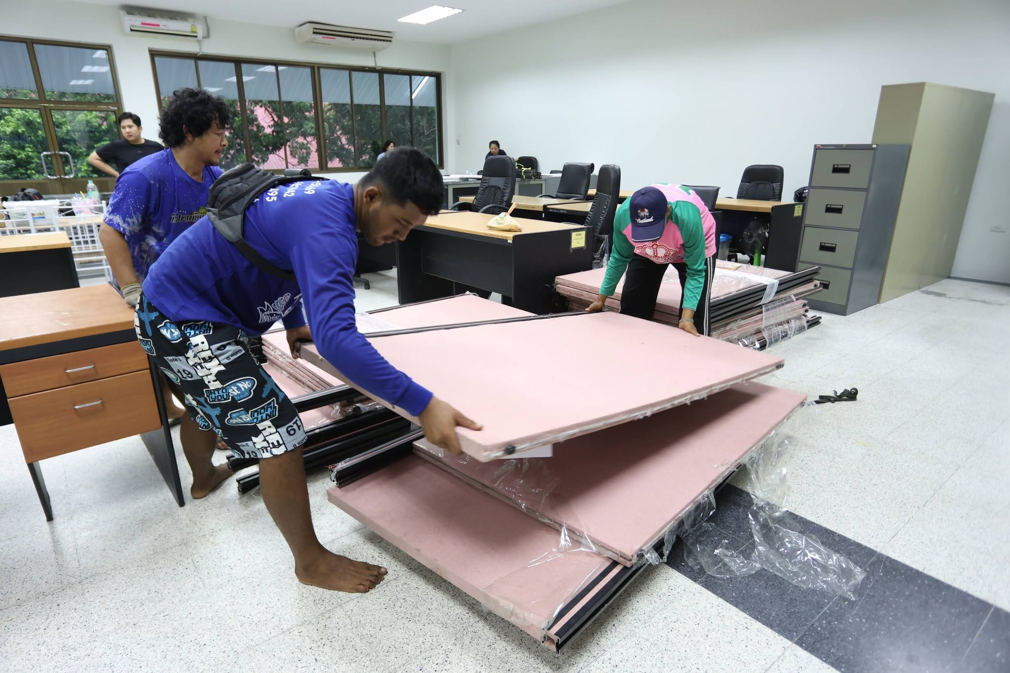 title - สพท. ระดมขนย้ายครุภัณฑ์ล็อตใหญ่ 4 คันรถ มุ่งหน้า ศพส. บางไทร พร้อมเปิดปฏิบัติงานสำนักงานชั่วคราว