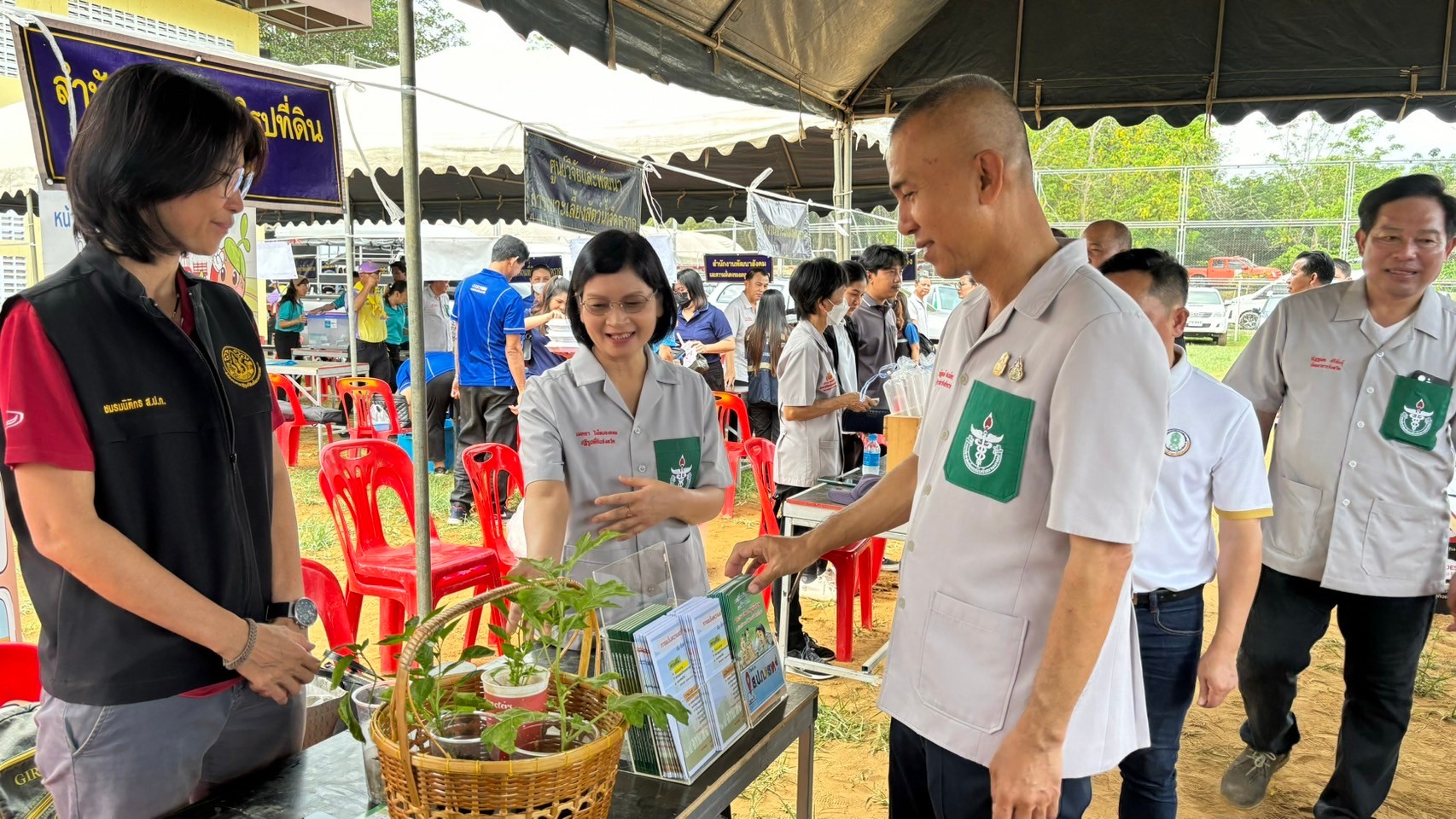 ส.ป.ก.ตราด ร่วมออกหน่วยโครงการบำบัดทุกข์ บำรุงสุข สร้างรอยยิ้มให้ประชาชน ร่วมกับหน่วยแพทย์เคลื่อนที่ พอ.สว. ให้บริการประชาชนในพื้นที่ตำบลช้างทูน อำเภอบ่อไร่ จังหวัดตราด