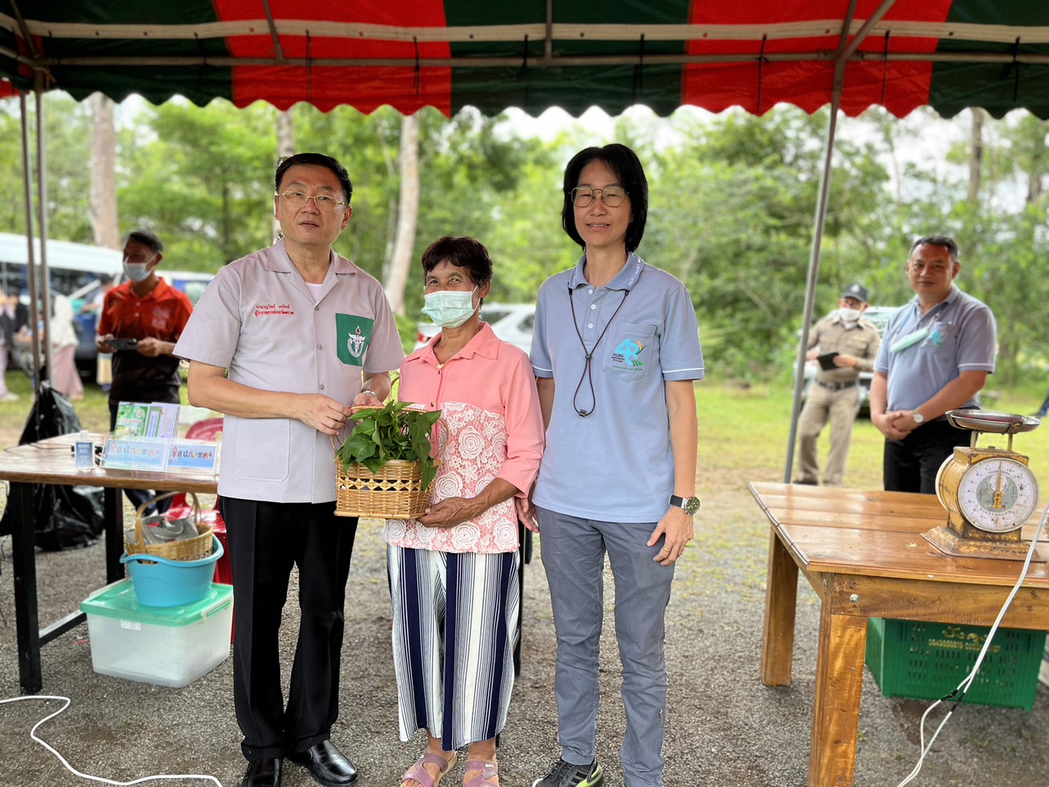 ส.ป.ก. ตราด ร่วมออกหน่วยกับมูลนิธิ พอ.สว.ประจำจังหวัดตราด ณ หมู่บ้านทับทิมสยาม 01 อ.บ่อไร่ จ.ตราด