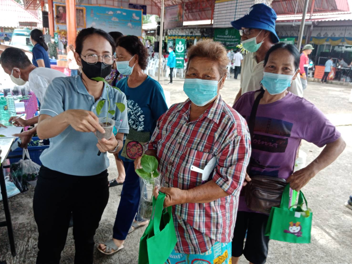 ส.ป.ก.ตราด ร่วมหน่วยบำบัดทุกข์บำรุงสุขฯ เนื่องในวันคล้ายวันสวรรคตสมเด็จย่าร่วมออกหน่วยบำบัดทุกข์ บำรุงสุขฯ ร่วมกับหน่วยแพทย์เคลื่อนที่ พอ.สว. ให้บริการประชาชน ในพื้นที่ตำบลวังกระแจะ อ.เมืองตราด