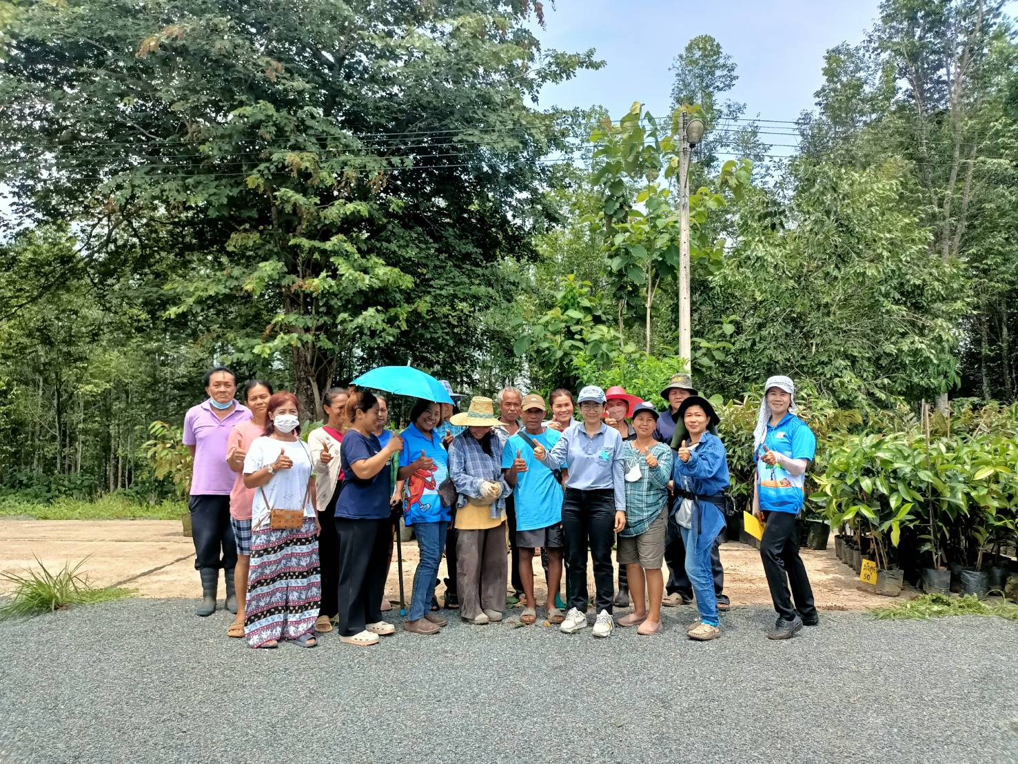 ส.ป.ก.ตราด มอบวัสดุการเกษตรโครงการส่งเสริมระบบวนเกษตรในเขตปฏิรูปที่ดินฯ