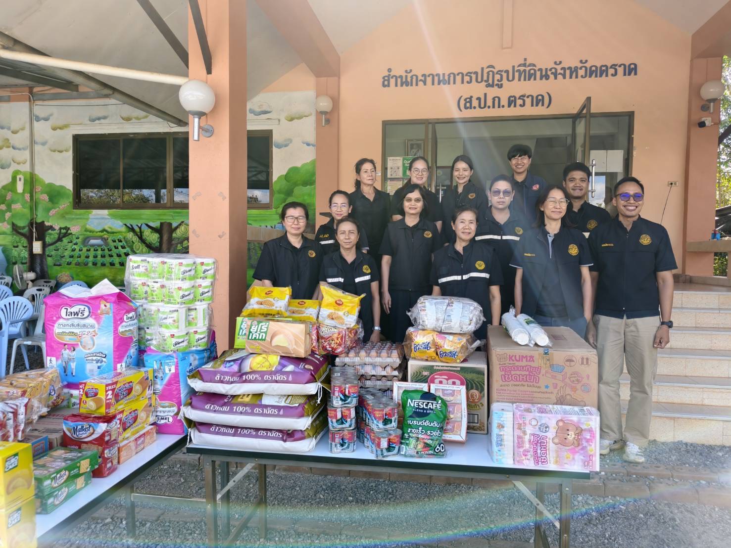 ส.ป.ก.ตราด นำ  เครื่องอุปโภคบริโภคช่วยเหลือเกษตรกรในเขตปฏิรูปที่ดินที่ได้รับผลกระทบจากสถานการณ์ความไม่สงบชายแดนไทย–กัมพูชา  (ข่าวแชร์)