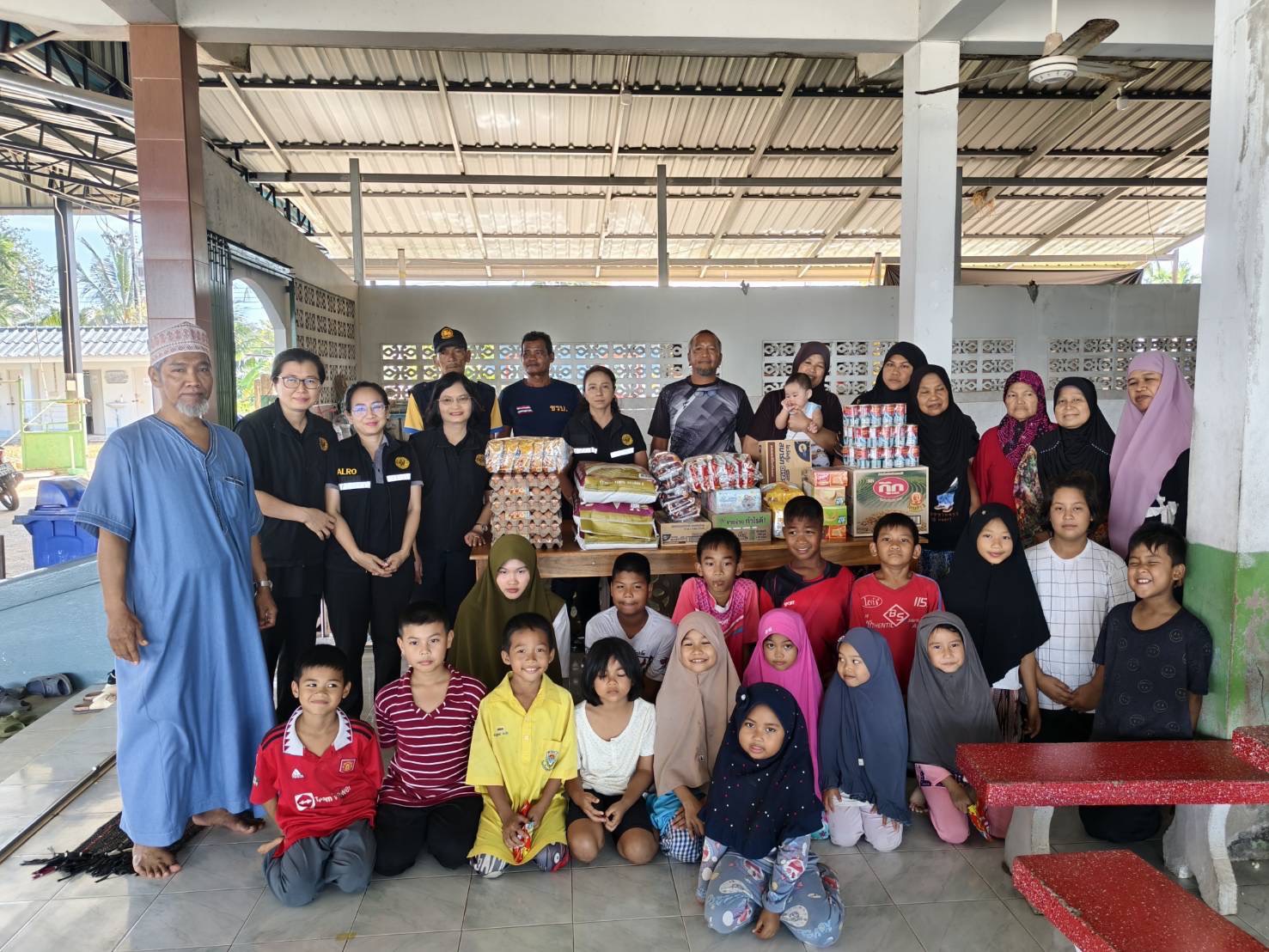 title - ส.ป.ก.ตราด นำ  เครื่องอุปโภคบริโภคช่วยเหลือเกษตรกรในเขตปฏิรูปที่ดินที่ได้รับผลกระทบจากสถานการณ์ความไม่สงบชายแดนไทย–กัมพูชา 