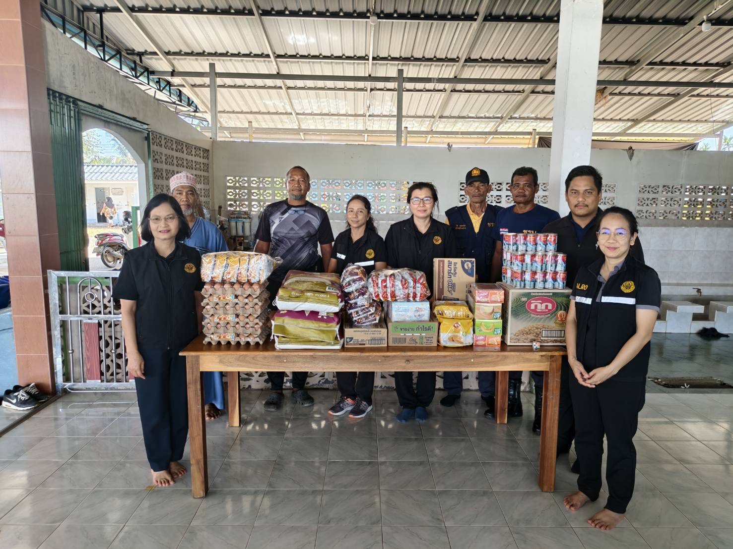 title - ส.ป.ก.ตราด นำ  เครื่องอุปโภคบริโภคช่วยเหลือเกษตรกรในเขตปฏิรูปที่ดินที่ได้รับผลกระทบจากสถานการณ์ความไม่สงบชายแดนไทย–กัมพูชา 