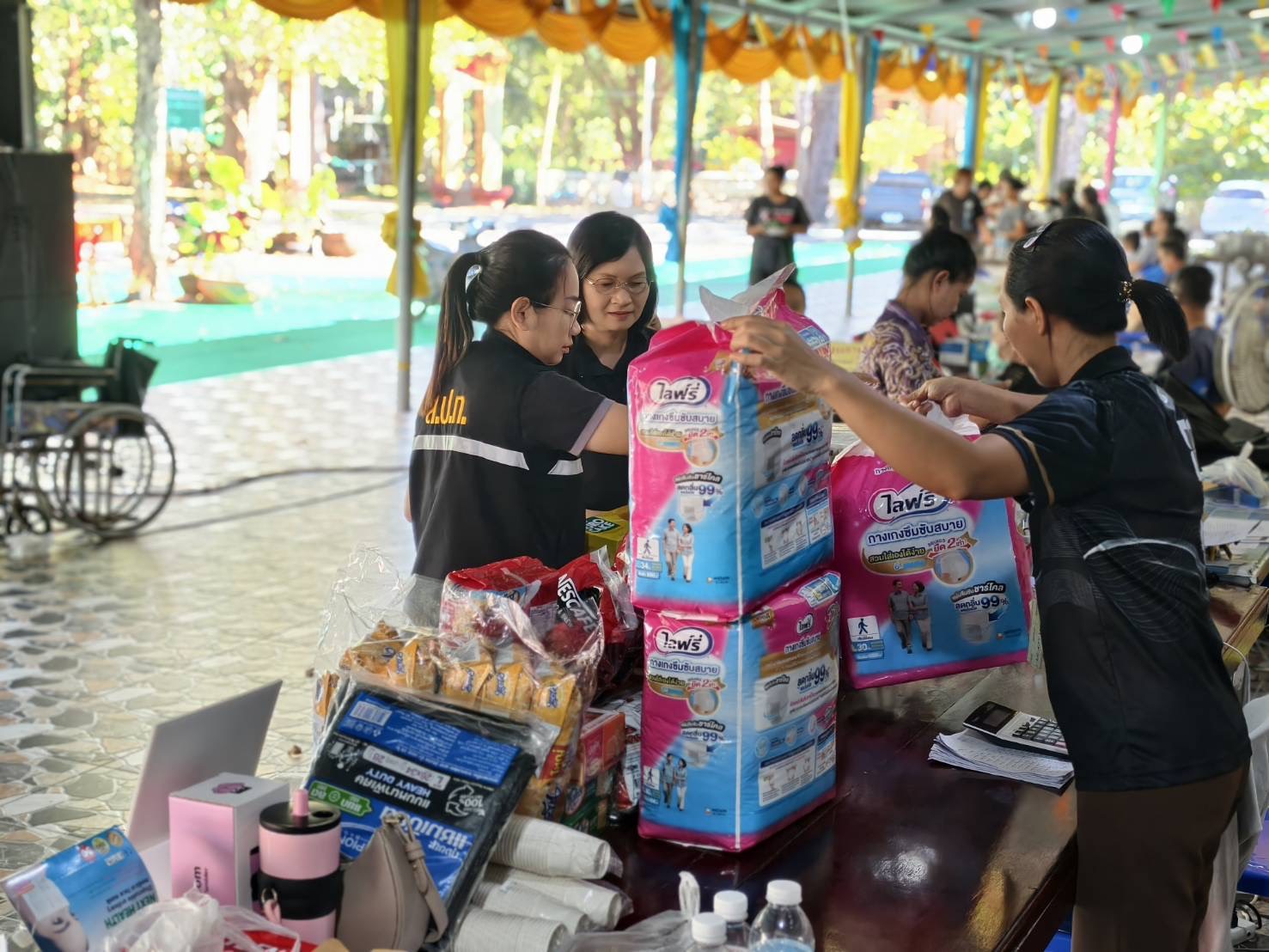 title - ส.ป.ก.ตราด นำ  เครื่องอุปโภคบริโภคช่วยเหลือเกษตรกรในเขตปฏิรูปที่ดินที่ได้รับผลกระทบจากสถานการณ์ความไม่สงบชายแดนไทย–กัมพูชา 