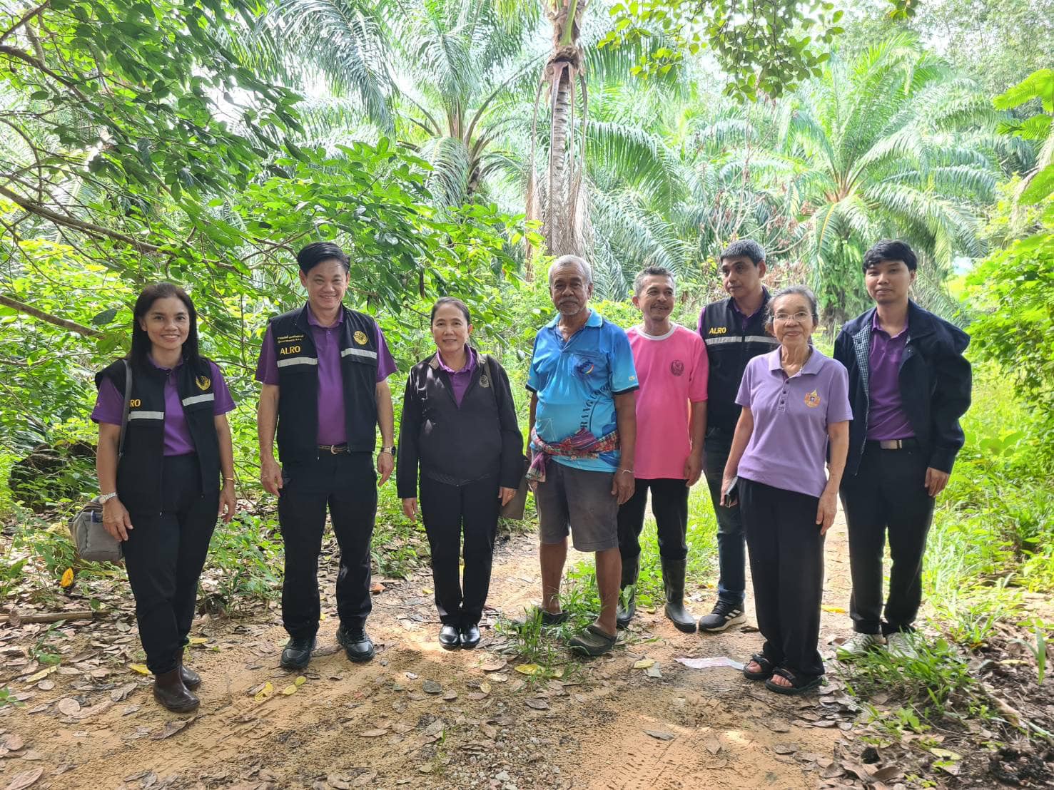 นายสมศักดิ์ การเจริญกุลวงศ์ ผู้ตรวจราชการ สำนักงานการปฏิรูปที่ดินเพื่อเกษตรกรรม (ส.ป.ก.) และคณะ ลงพื้นที่แปลง คทช. และฝายชะลอน้ำฯ สำหรับการเพิ่มประสิทธิภาพของแหล่งน้ำในเขตปฏิรูปที่ดินจังหวัดตรัง
