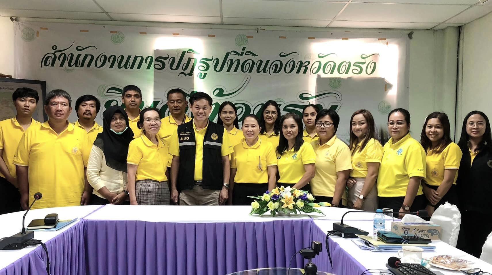 นายสมศักดิ์ การเจริญกุลวงศ์ ผู้ตรวจราชการ สำนักงานการปฏิรูปที่ดินเพื่อเกษตรกรรม (ส.ป.ก.) และคณะ ประชุมติดตามผลการดำเนินงานตามแผนการตรวจราชการของ ส.ป.ก. ประจำปีงบประมาณ พ.ศ. ๒๕๖๗ รอบที่ ๒ เขตตรวจราชการที่ ๖ จังหวัดตรัง